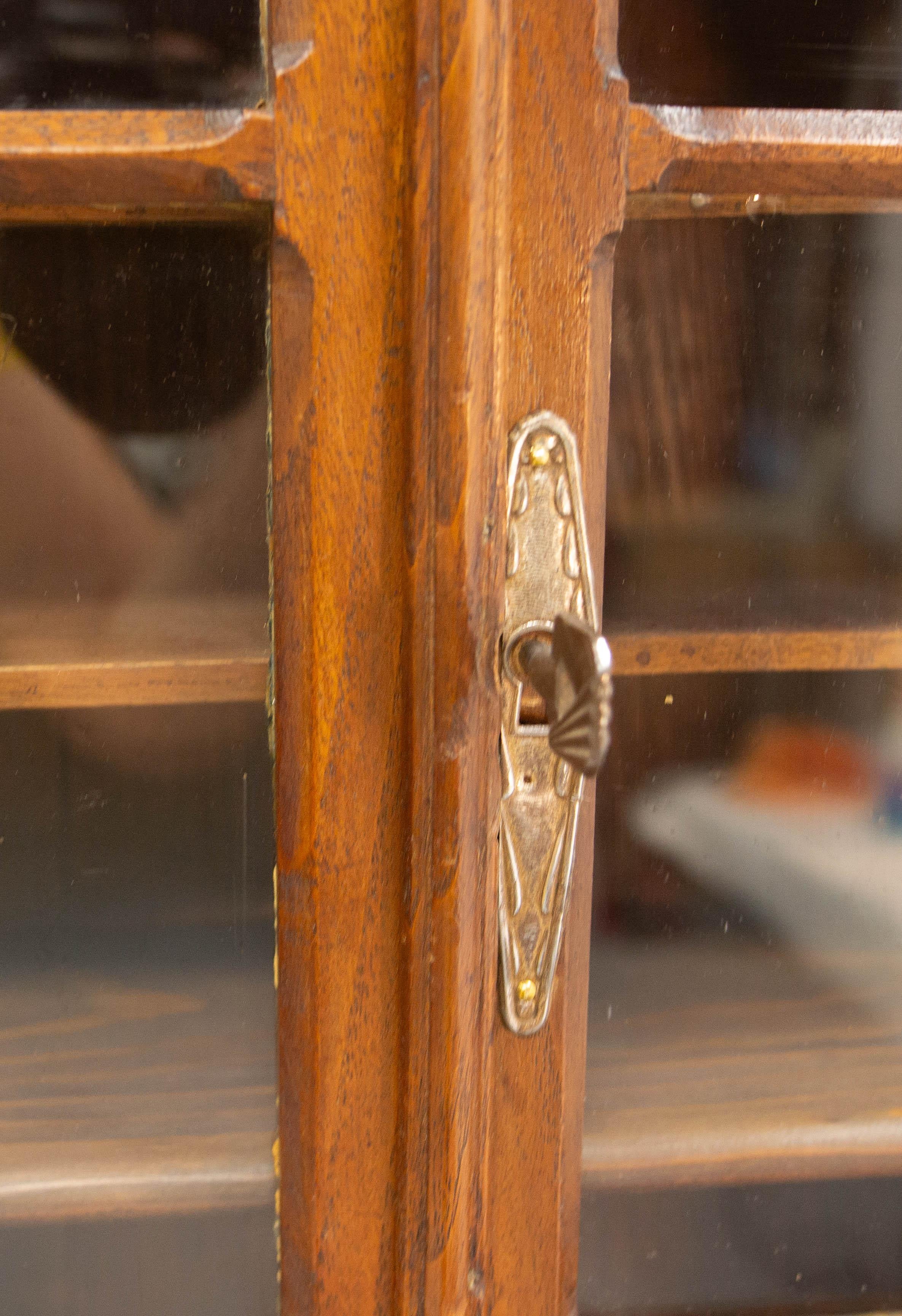 Kleiner französischer Schrank Zweitürig Eiche & Glas Wandschrank, um 1920 im Angebot 5