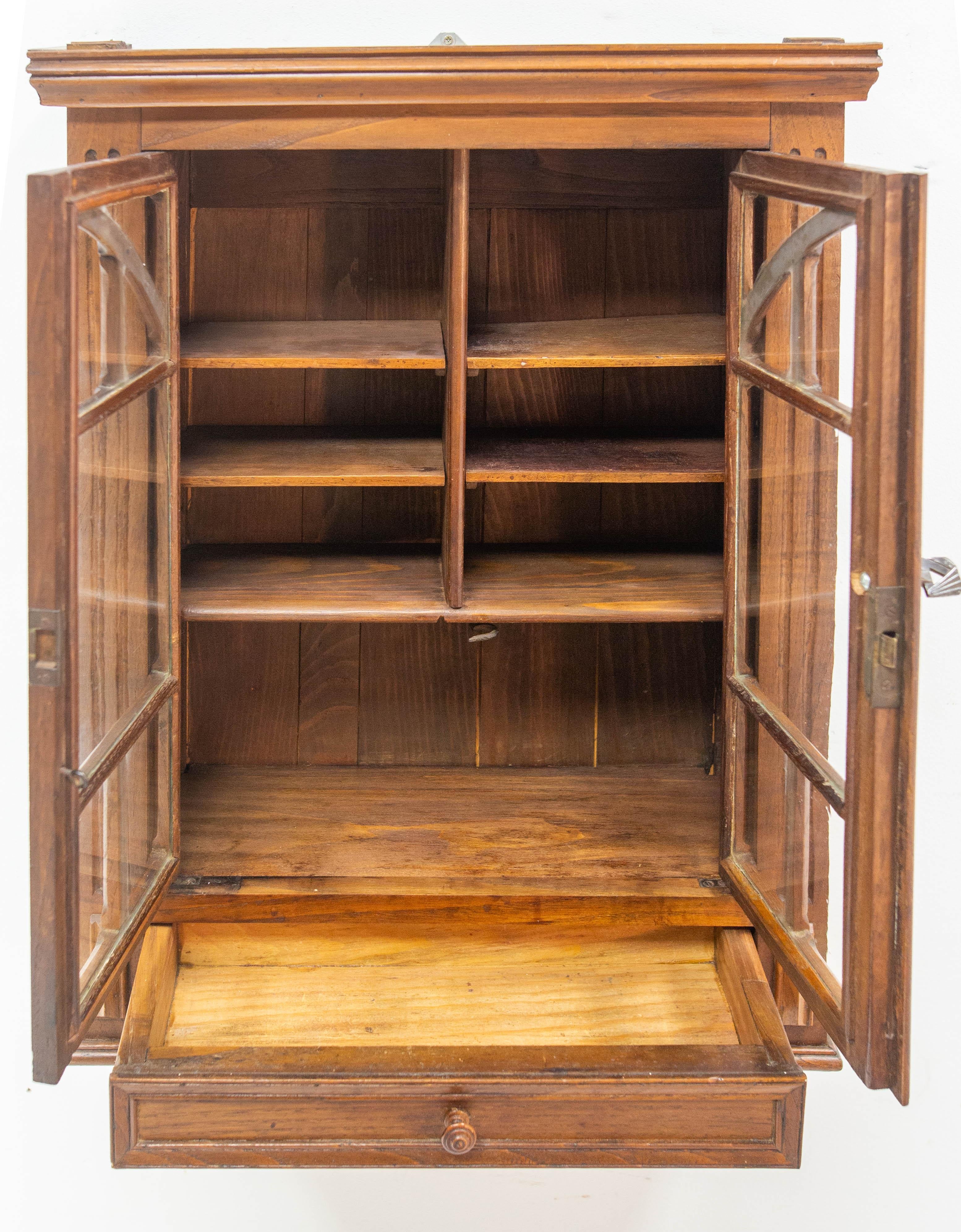 Kleiner französischer Schrank Zweitürig Eiche & Glas Wandschrank, um 1920 im Angebot 6