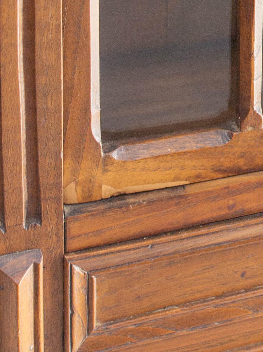 Kleiner französischer Schrank Zweitürig Eiche & Glas Wandschrank, um 1920 im Angebot 10
