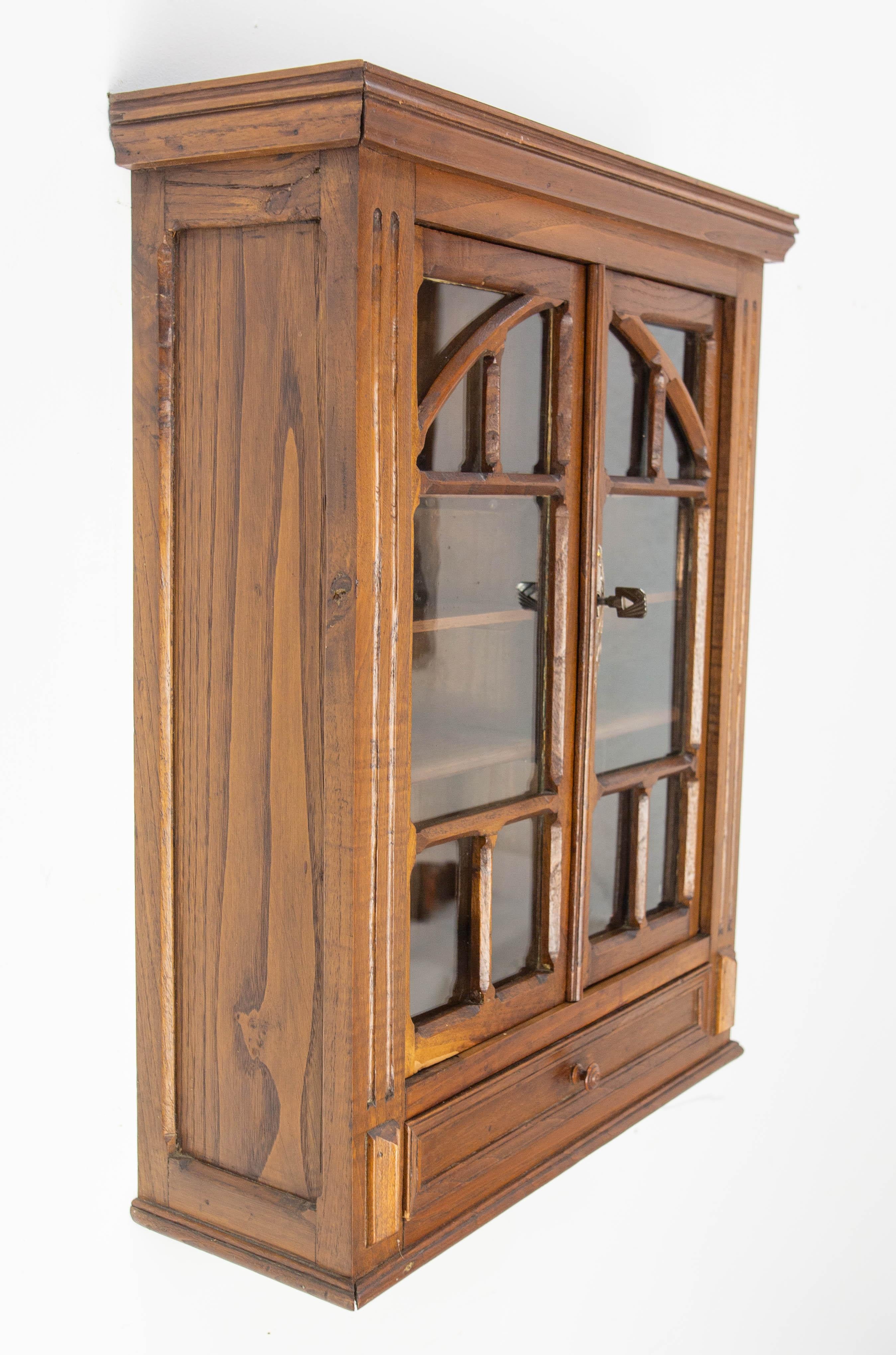 Kleiner französischer Schrank Zweitürig Eiche & Glas Wandschrank, um 1920 (Art nouveau) im Angebot