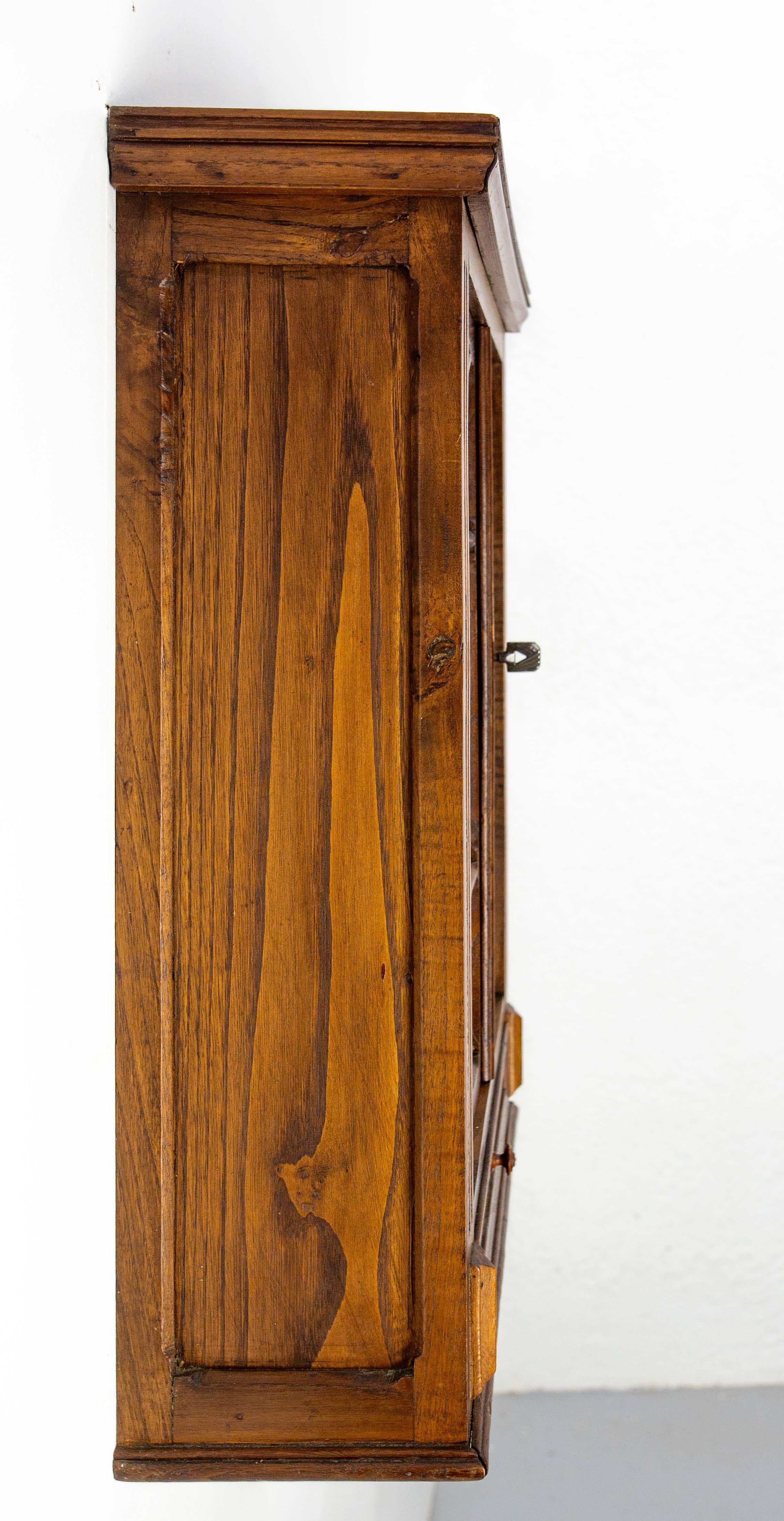 Kleiner französischer Schrank Zweitürig Eiche & Glas Wandschrank, um 1920 (Französisch) im Angebot