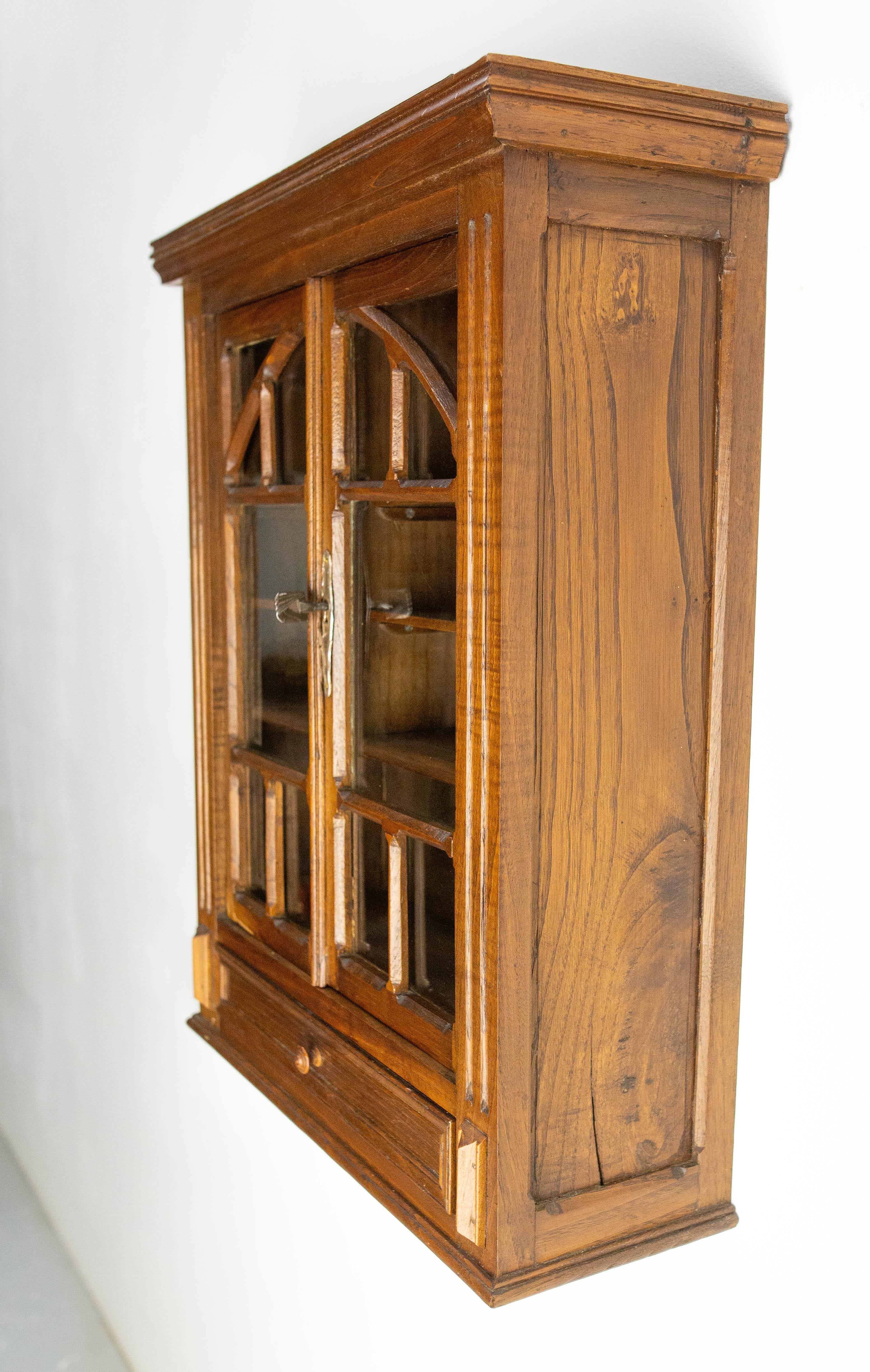 Kleiner französischer Schrank Zweitürig Eiche & Glas Wandschrank, um 1920 im Zustand „Gut“ im Angebot in Labrit, Landes