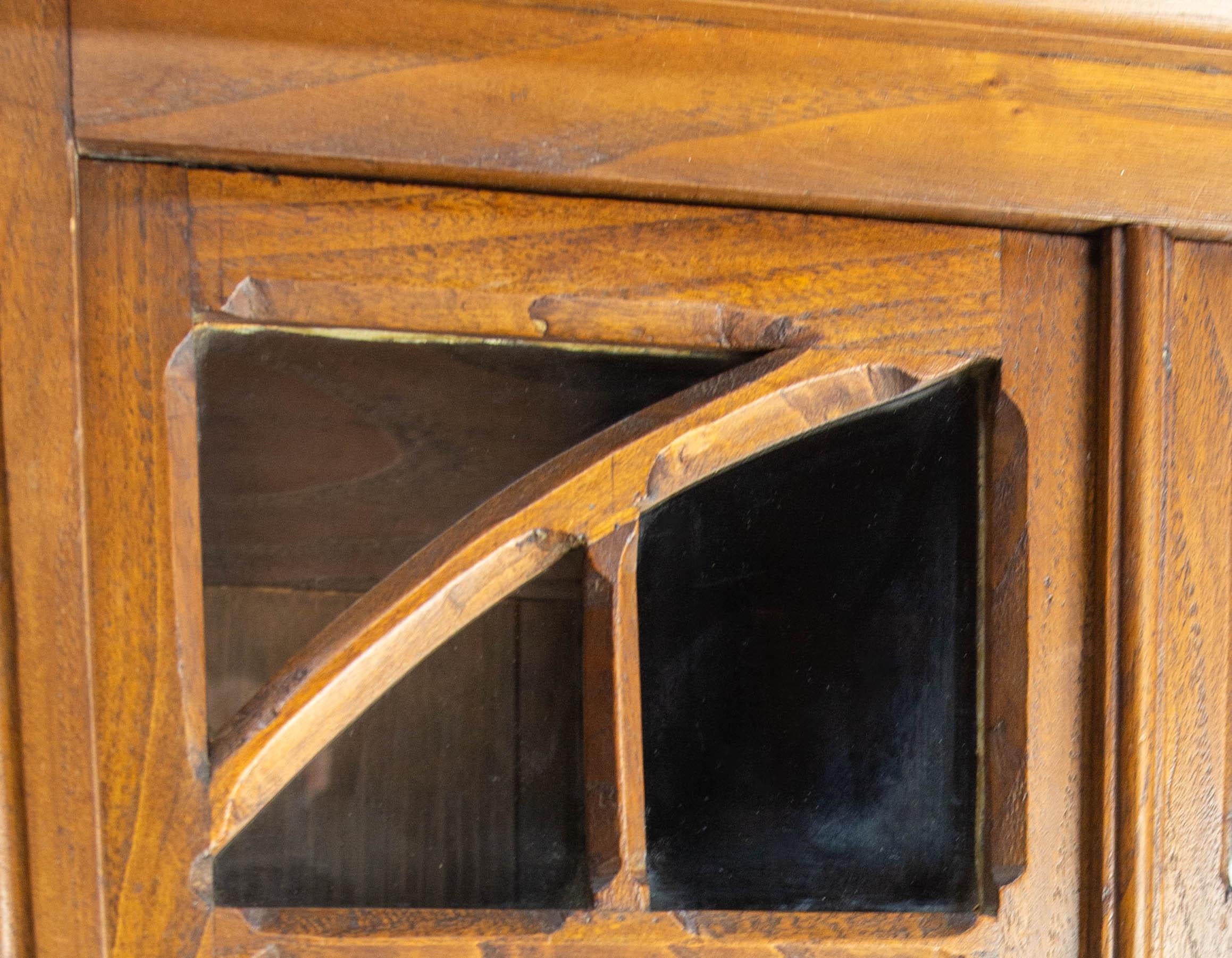 Kleiner französischer Schrank Zweitürig Eiche & Glas Wandschrank, um 1920 (Frühes 20. Jahrhundert) im Angebot
