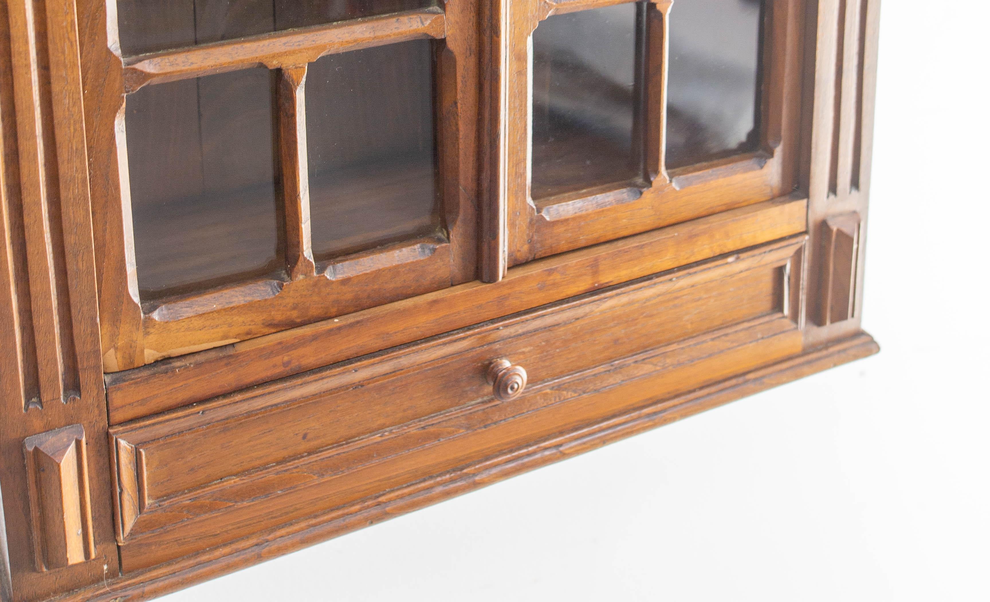 Kleiner französischer Schrank Zweitürig Eiche & Glas Wandschrank, um 1920 im Angebot 1