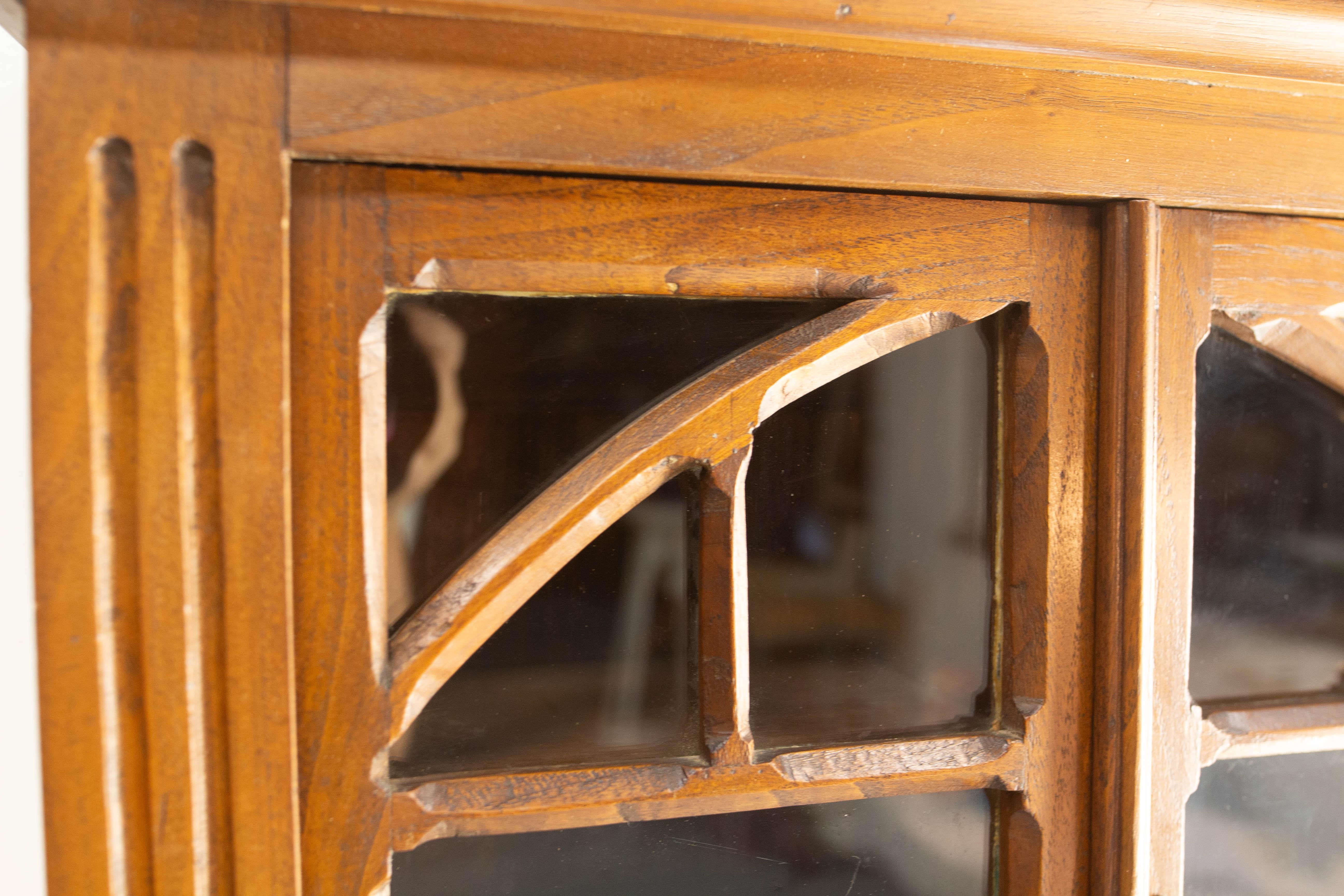 Kleiner französischer Schrank Zweitürig Eiche & Glas Wandschrank, um 1920 im Angebot 2
