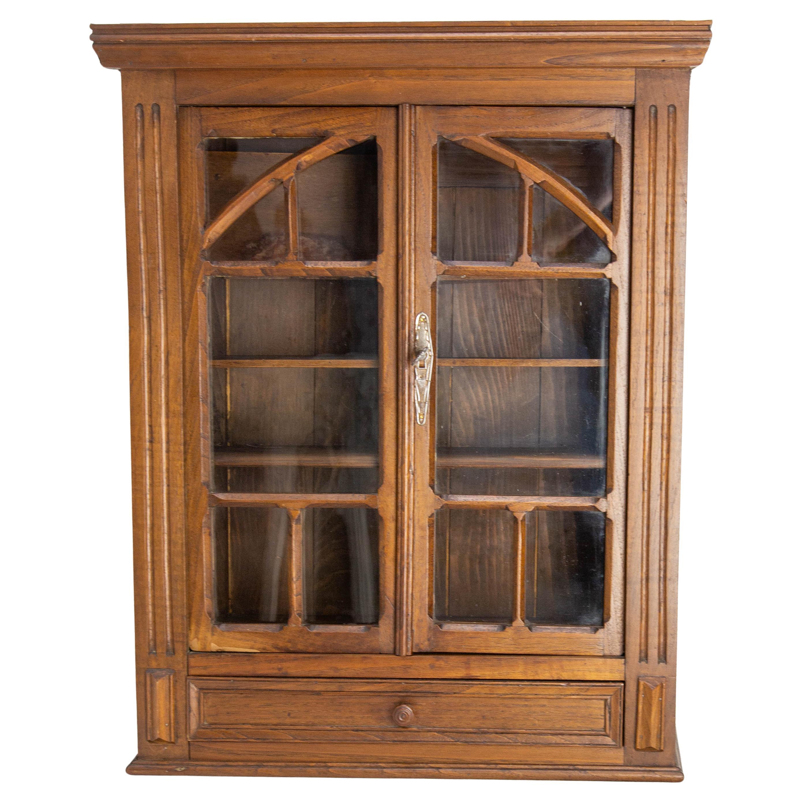 Kleiner französischer Schrank Zweitürig Eiche & Glas Wandschrank, um 1920 im Angebot