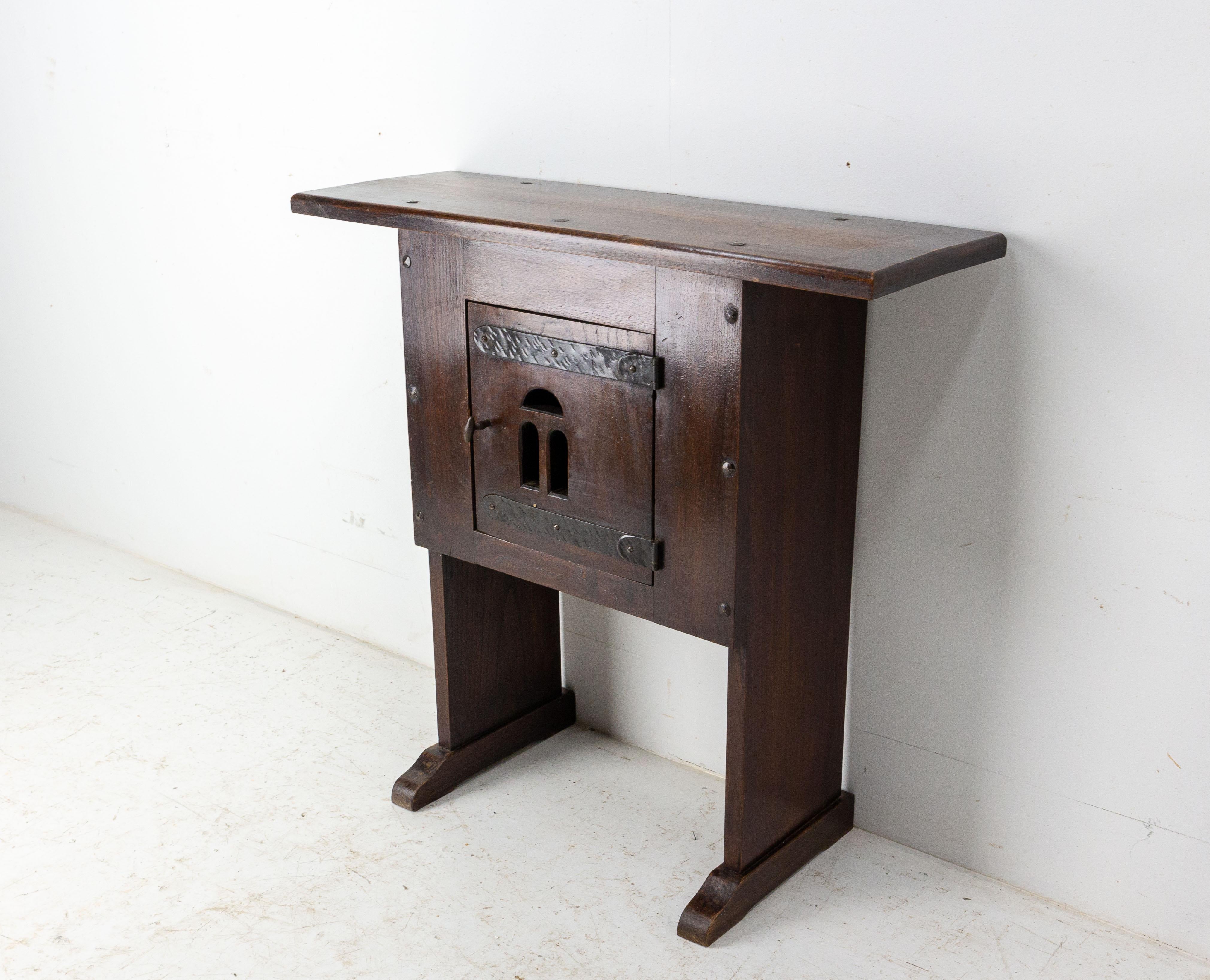 Little console in the spanish style, circa 1960.
Can also be used as a bedside table.
Good original condition.

Shipping:
L74 P25 H71 10 KG.