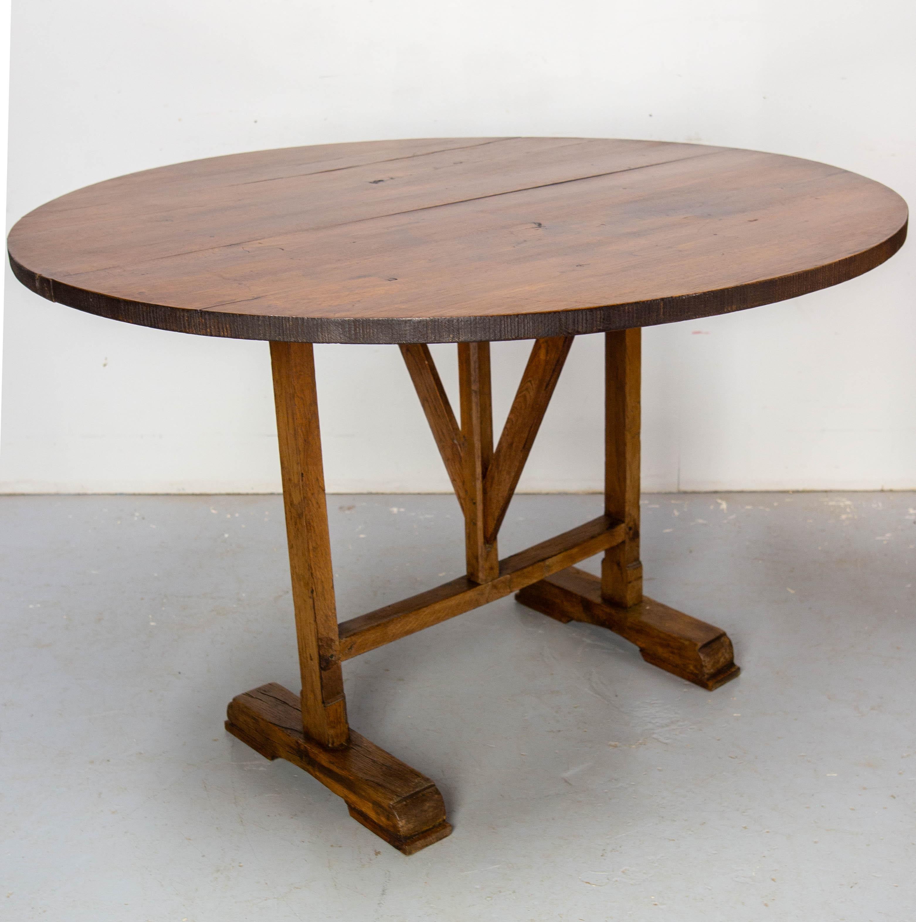 Table en chêne français fabriquée à la fin du 19e siècle appelée table de vigneron. Les tables de vigneron étaient utilisées par les vignerons qui l'installaient facilement entre les rangs de vigne pour se restaurer avant de reprendre le travail.