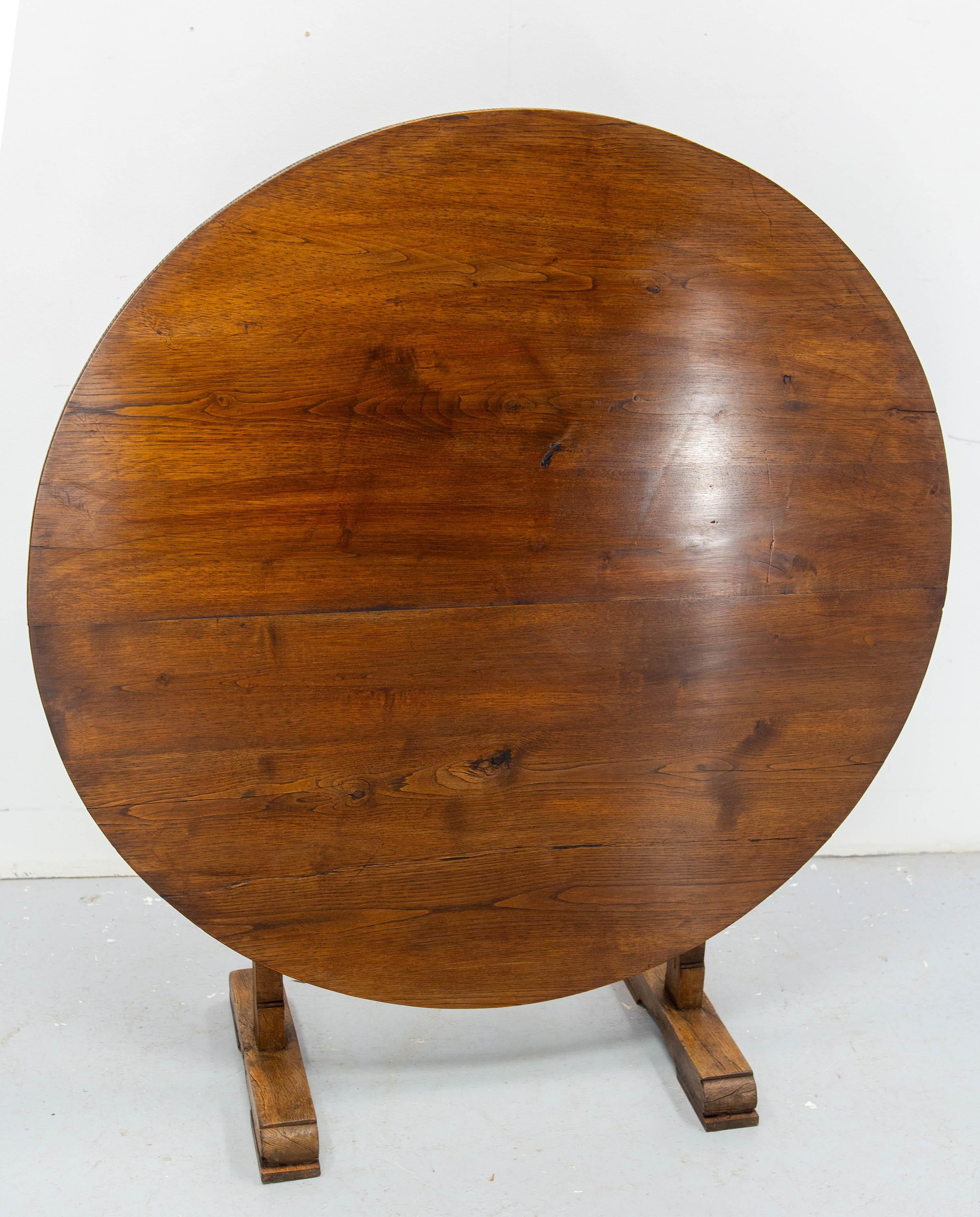 Chêne Table d'appoint pliante en forme de petit guéridon appelé table de vigneron 19ème siècle en vente