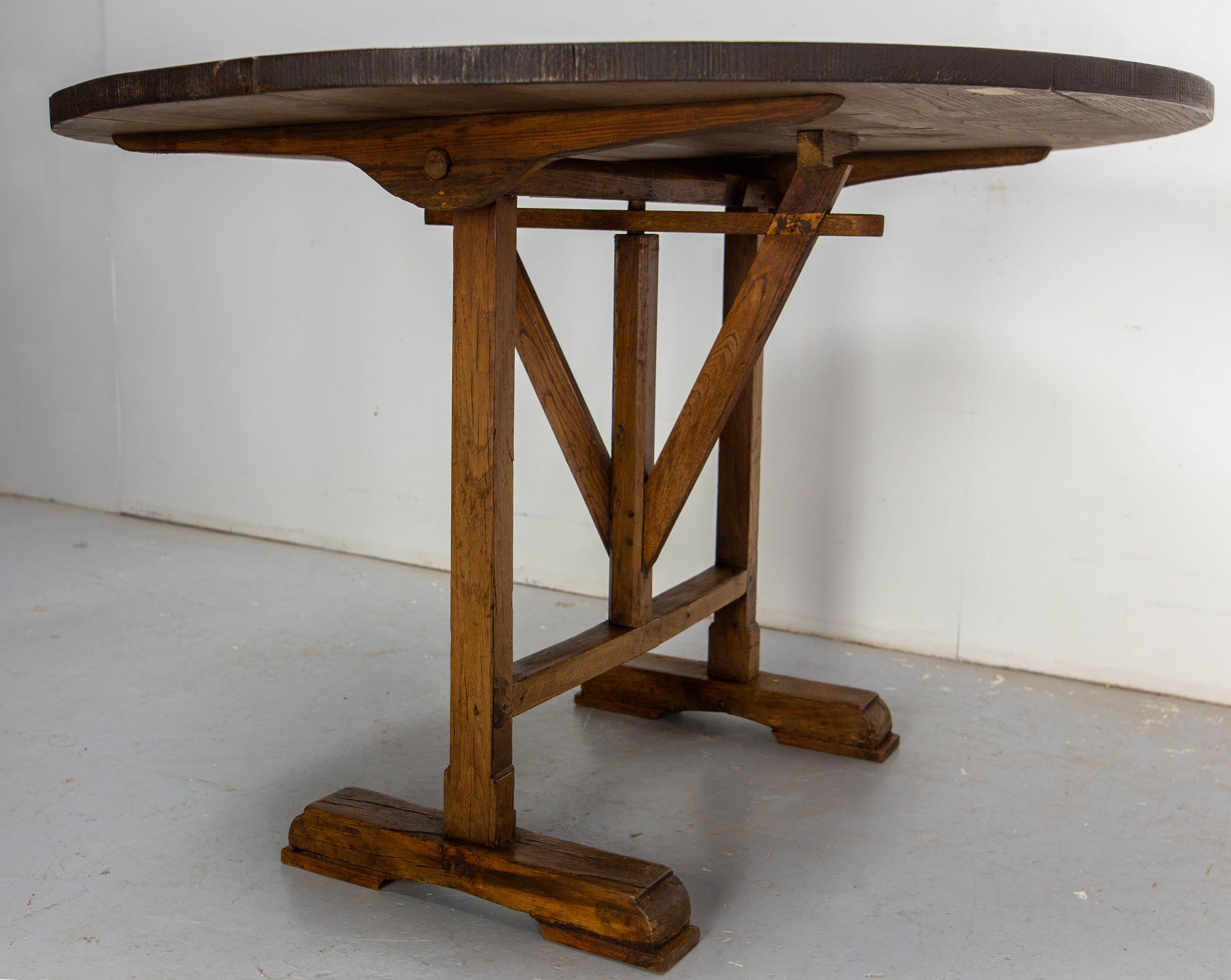 Table d'appoint pliante en forme de petit guéridon appelé table de vigneron 19ème siècle en vente 2