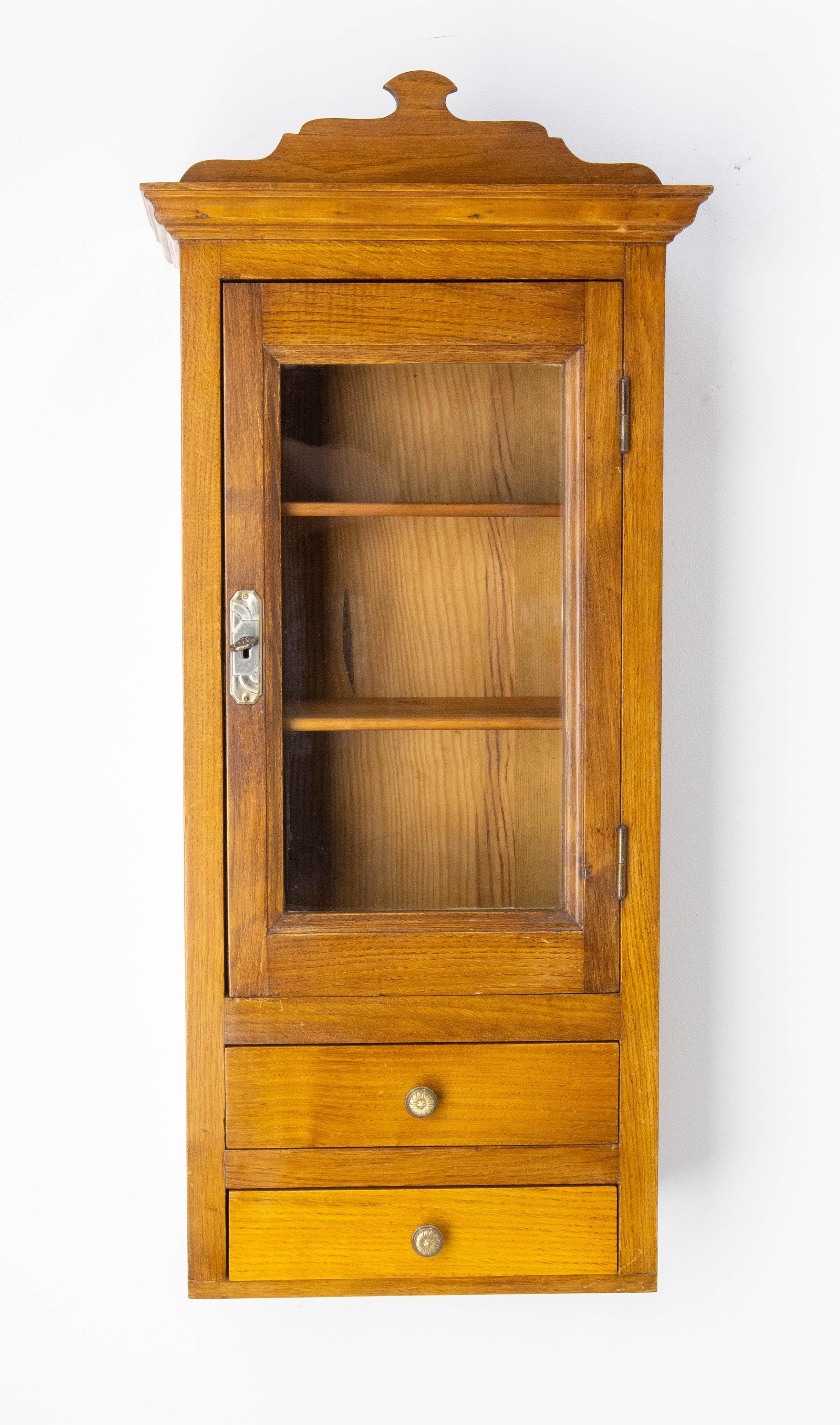 French vitrine wall cabinet in massive pine.
Bathroom or entry cabinet.
One vitrine and two drawers.
Made circa 1910.
Good condition.

Shipping:
P 21 L 41.5 H 92 cm 10.5 Kg.
 