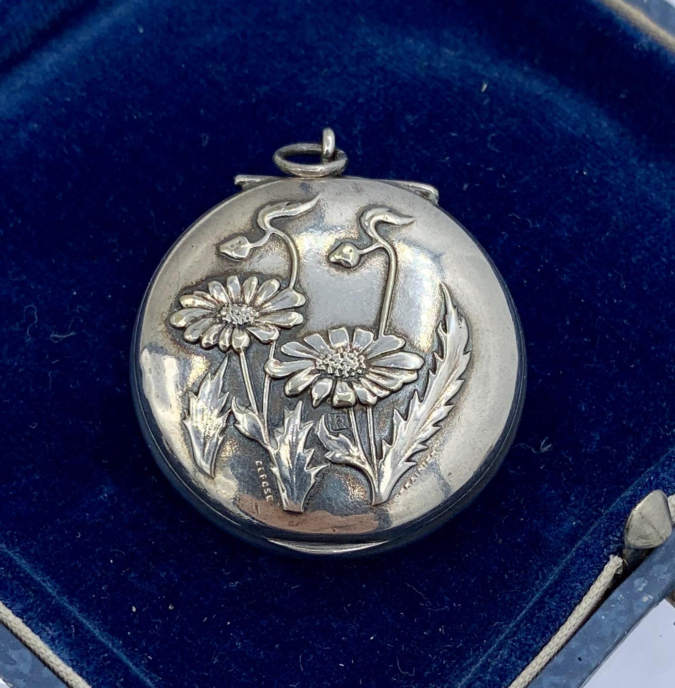 French Locket Art Nouveau Silver Daisy Flower Pendant Necklace In Good Condition For Sale In New York, NY