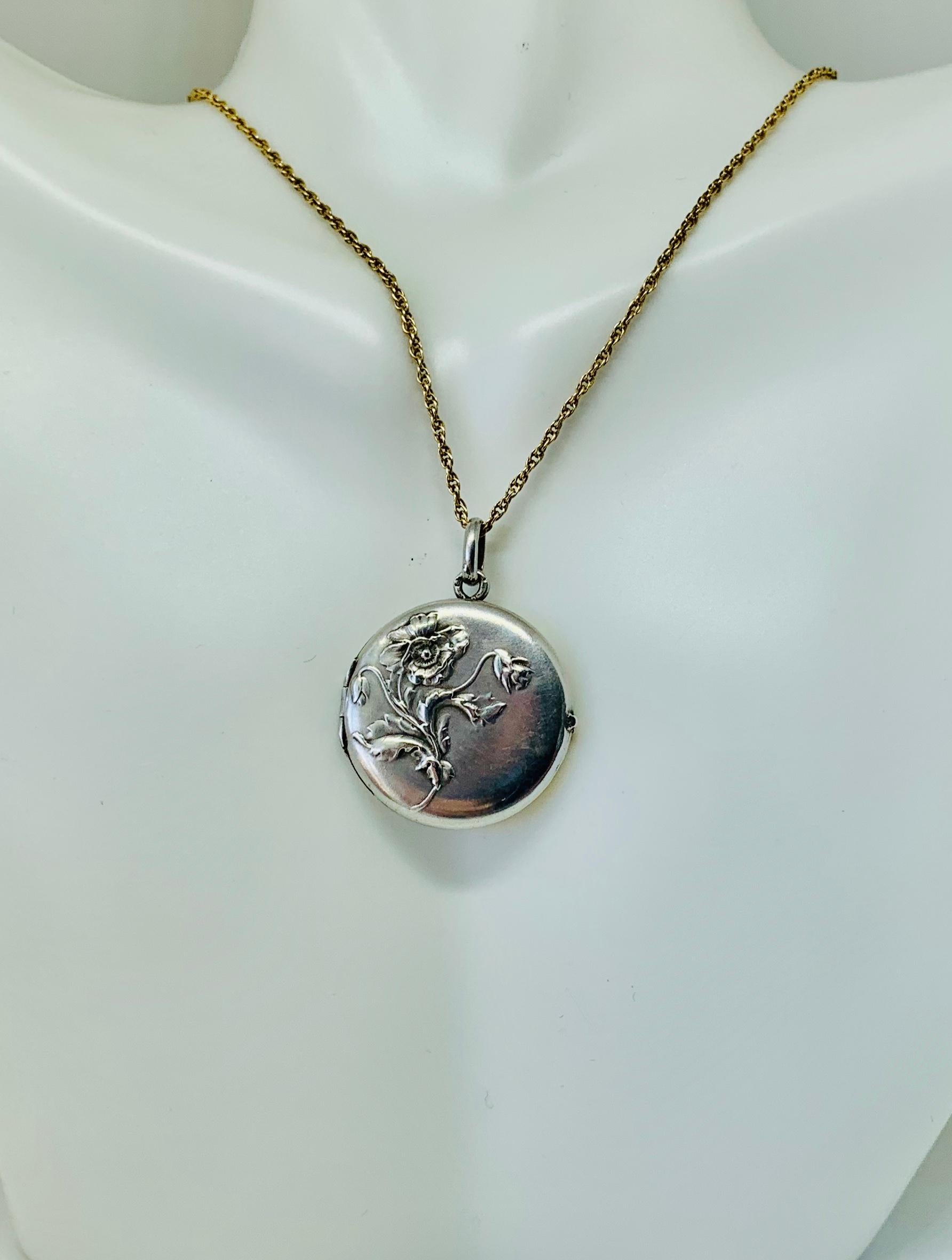 THIS IS A GORGEOUS FRENCH ART NOUVEAU LOCKET PENDANT IN STERLING SILVER WITH A BEAUTIFUL REPOUSSE DESIGN OF A FLOWER WHICH MAY BE A POPPY WITH GORGEOUS LEAVES.
This is just a stunning sterling silver poppy flower motif locket with exquisite Art