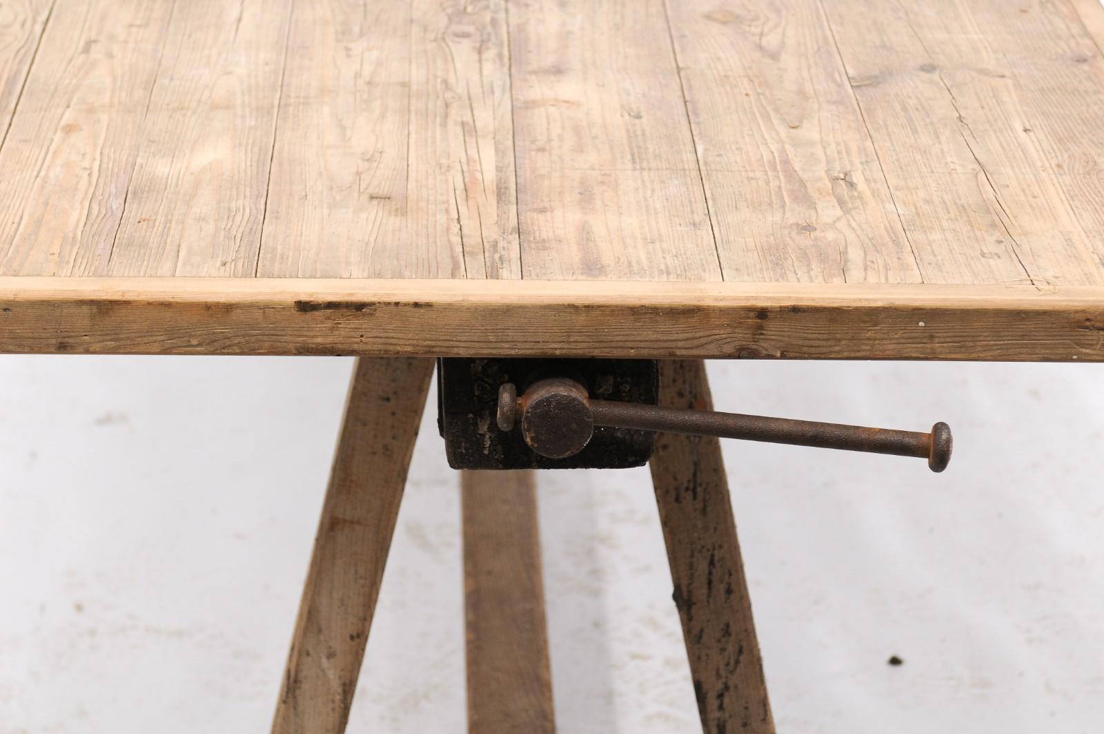 French Long Rustic Pine Établi Work Table from the 1920s with Pale Patina In Good Condition In Atlanta, GA