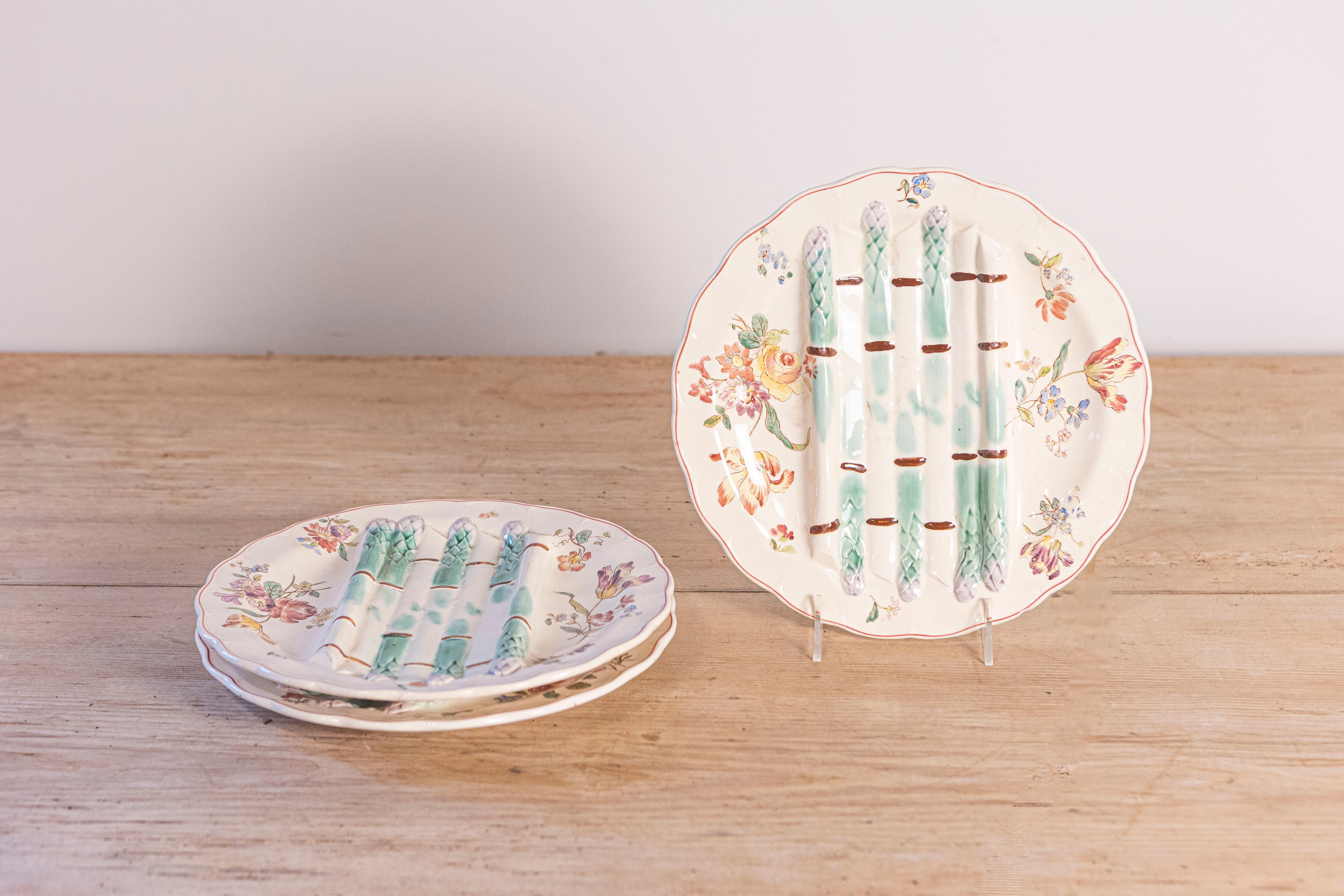 Platos de mayólica francesa Longchamp Pompadour con espárragos y flores de finales del siglo XIX, precio y venta por unidad. Creados en Francia durante el último cuarto del siglo XIX, estos platos Longchamp lucen el motivo Pompadour, llamado así por