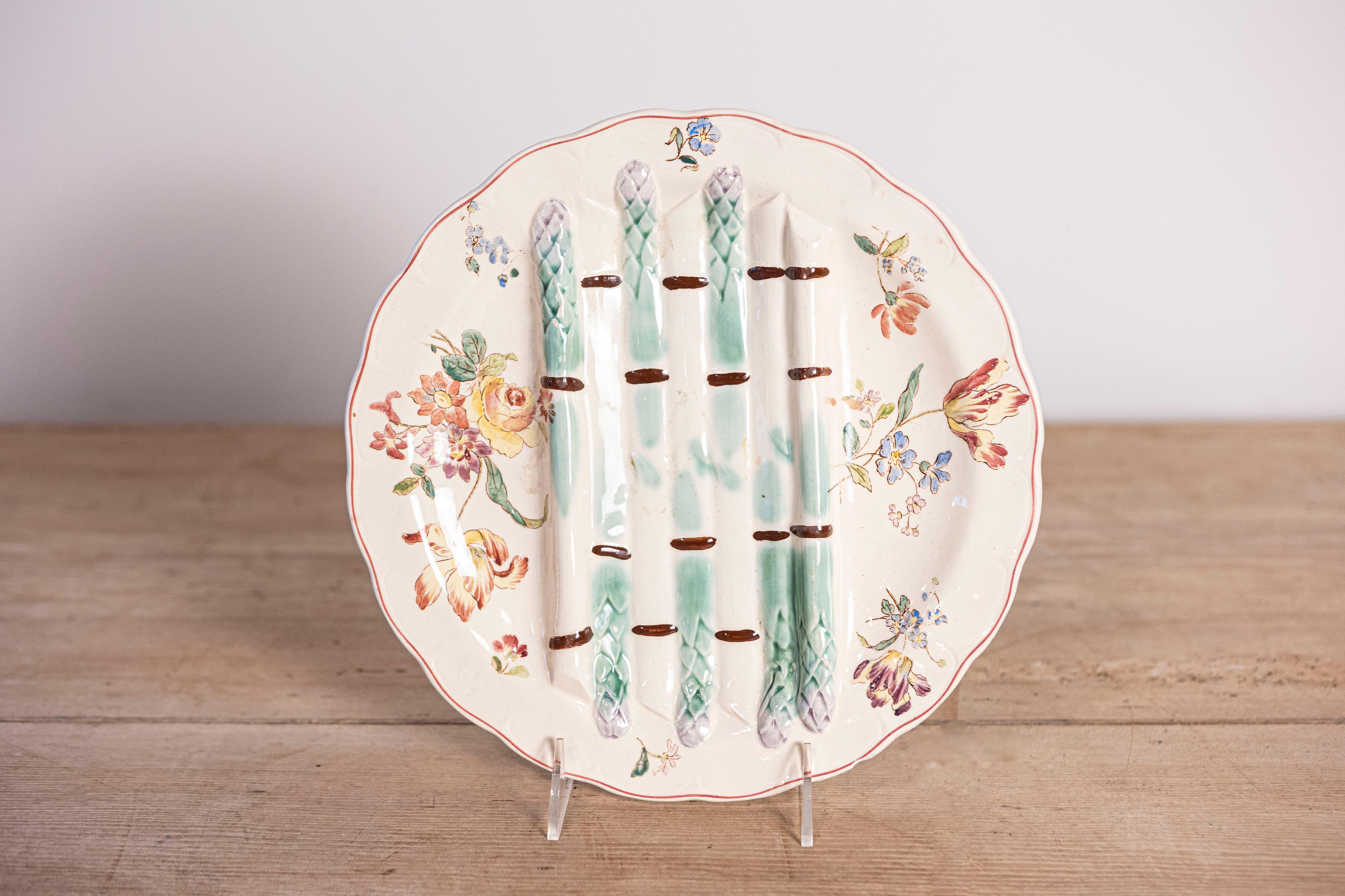 Platos de mayólica francesa Longchamp Pompadour con espárragos y flores Francés en venta
