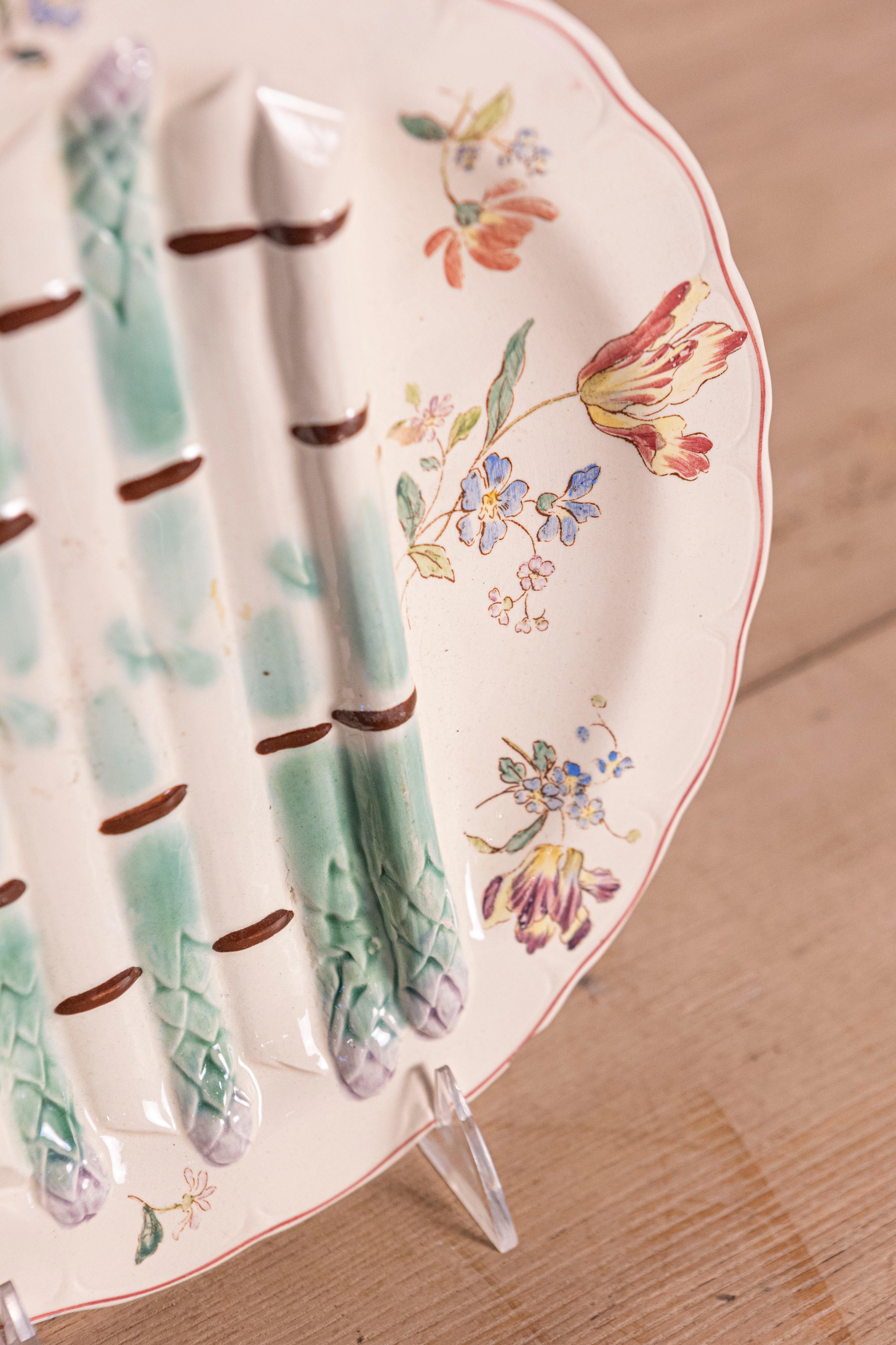 Platos de mayólica francesa Longchamp Pompadour con espárragos y flores Glaseado en venta