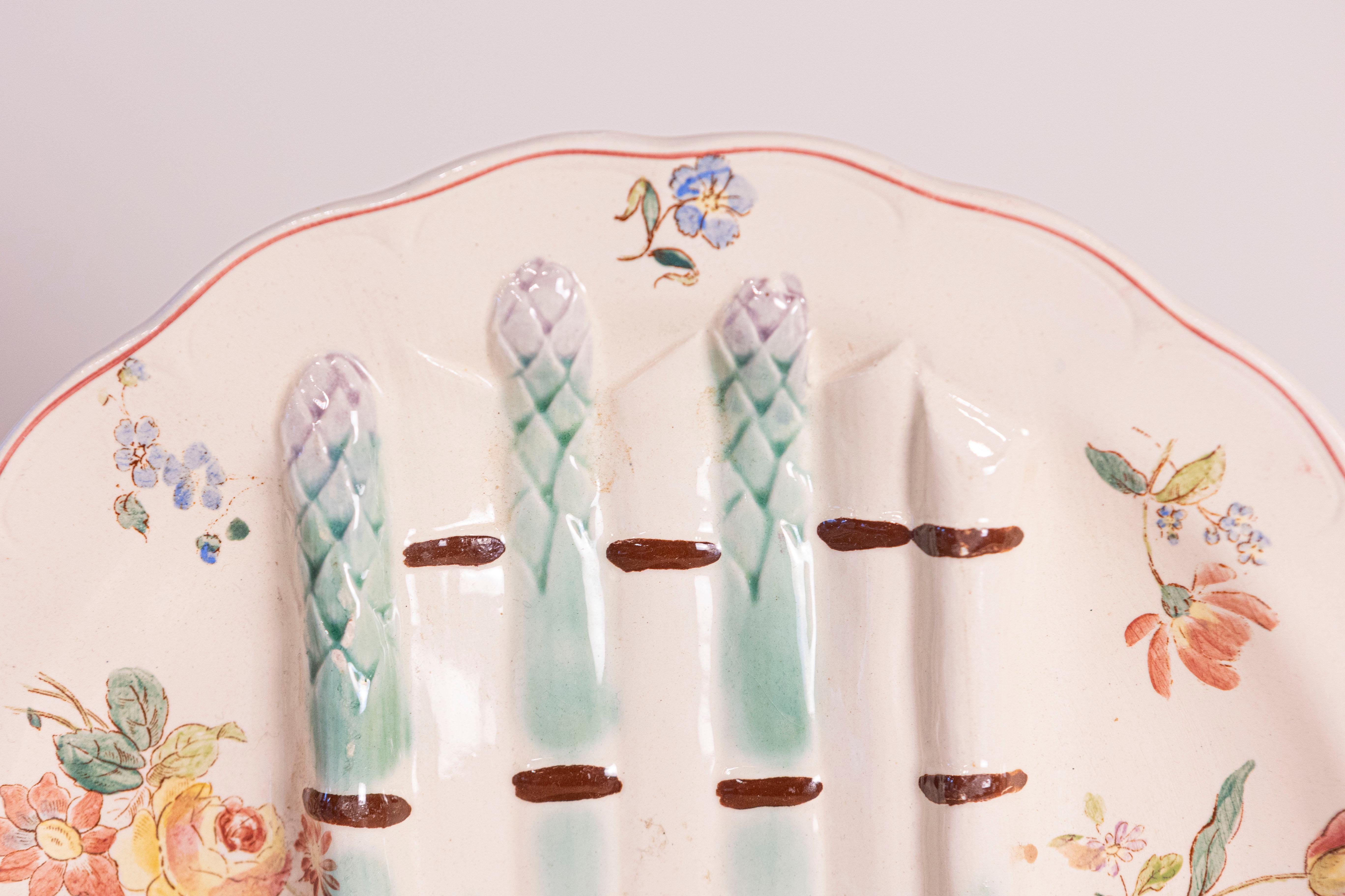 Platos de mayólica francesa Longchamp Pompadour con espárragos y flores siglo XIX en venta