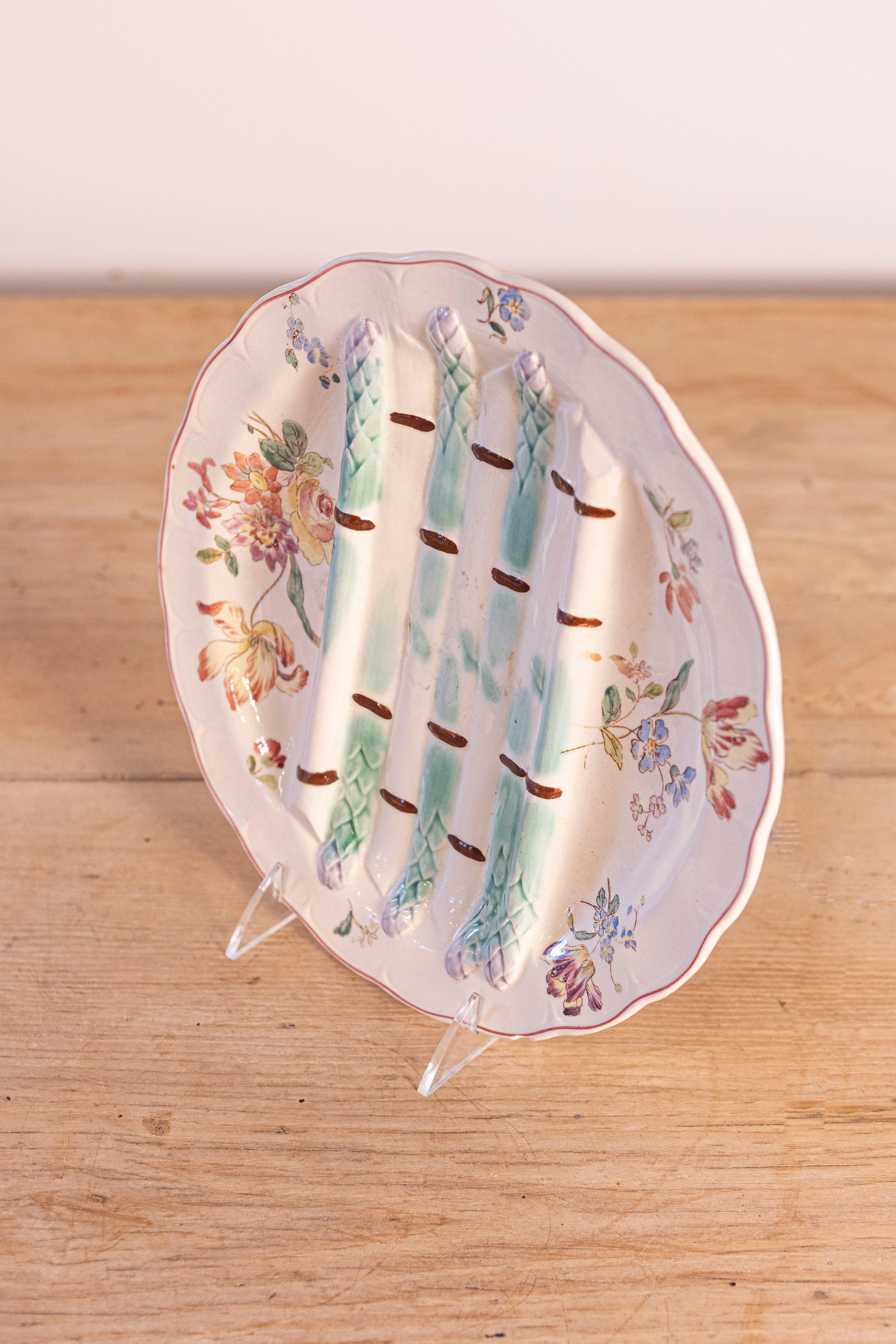 Platos de mayólica francesa Longchamp Pompadour con espárragos y flores Mayólica en venta