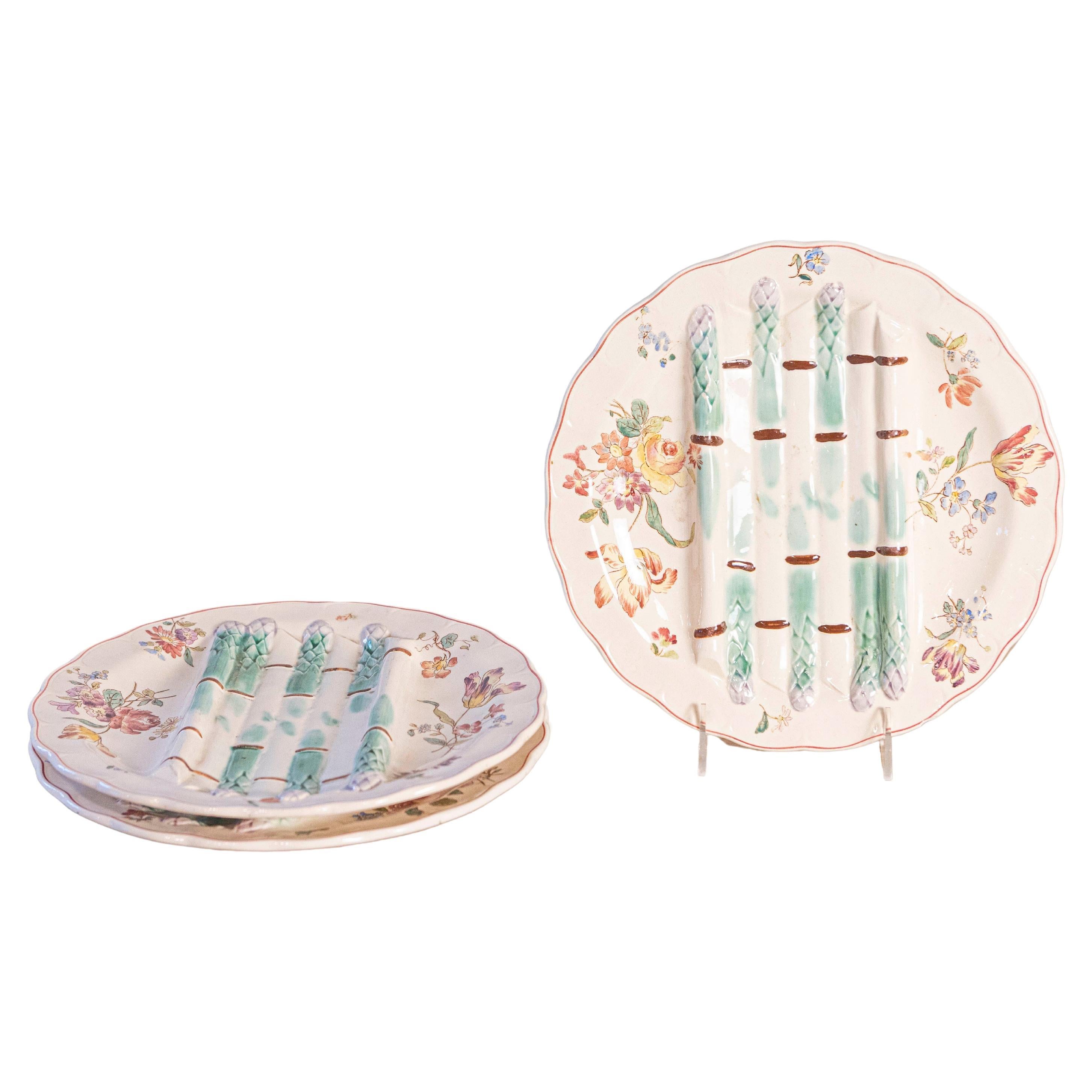 Platos de mayólica francesa Longchamp Pompadour con espárragos y flores en venta