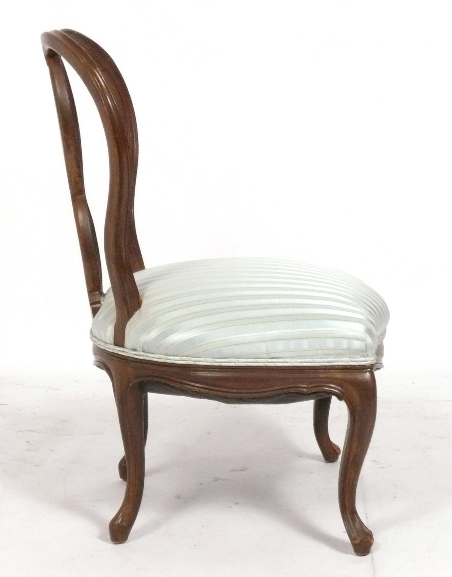 Hollywood Regency Chaises à dossier bouclé Style of France Looping Refinished Reupholstered en vente