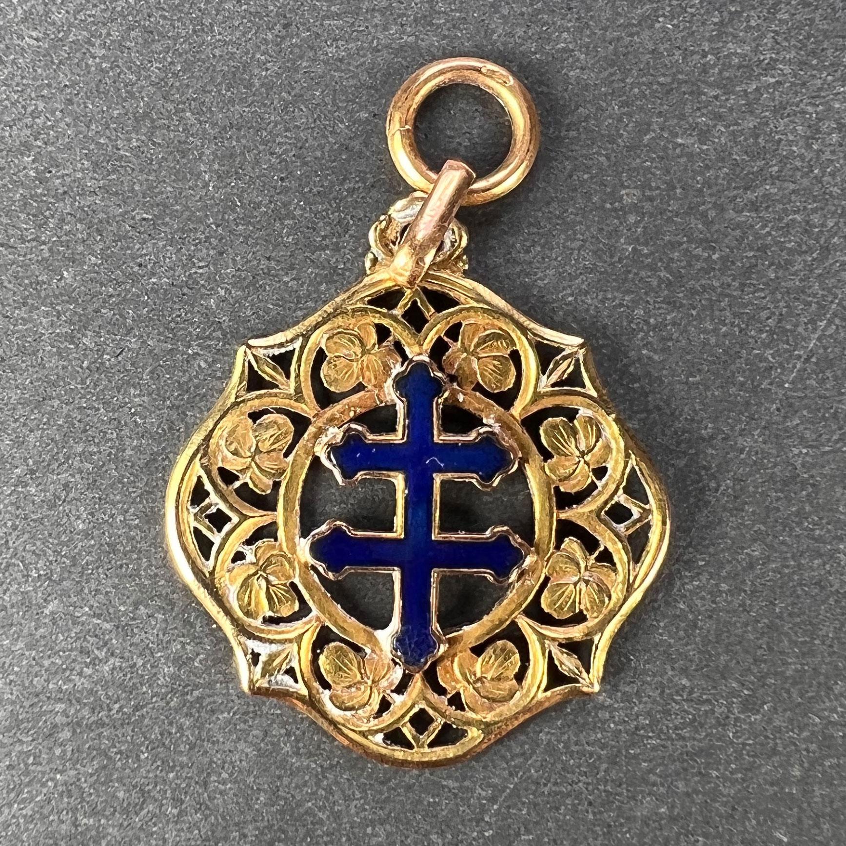 Ein Anhänger aus 18 Karat (18K) Gelbgold in Form des Lorraine-Kreuzes mit blauer Emaille und Stiefmütterchen. Gestempelt mit der Adlermarke für 18 Karat Gold und französische Herstellung.
 
Abmessungen: 2,2 x 2 x 0,15 cm (ohne Sprungring)
Gewicht: