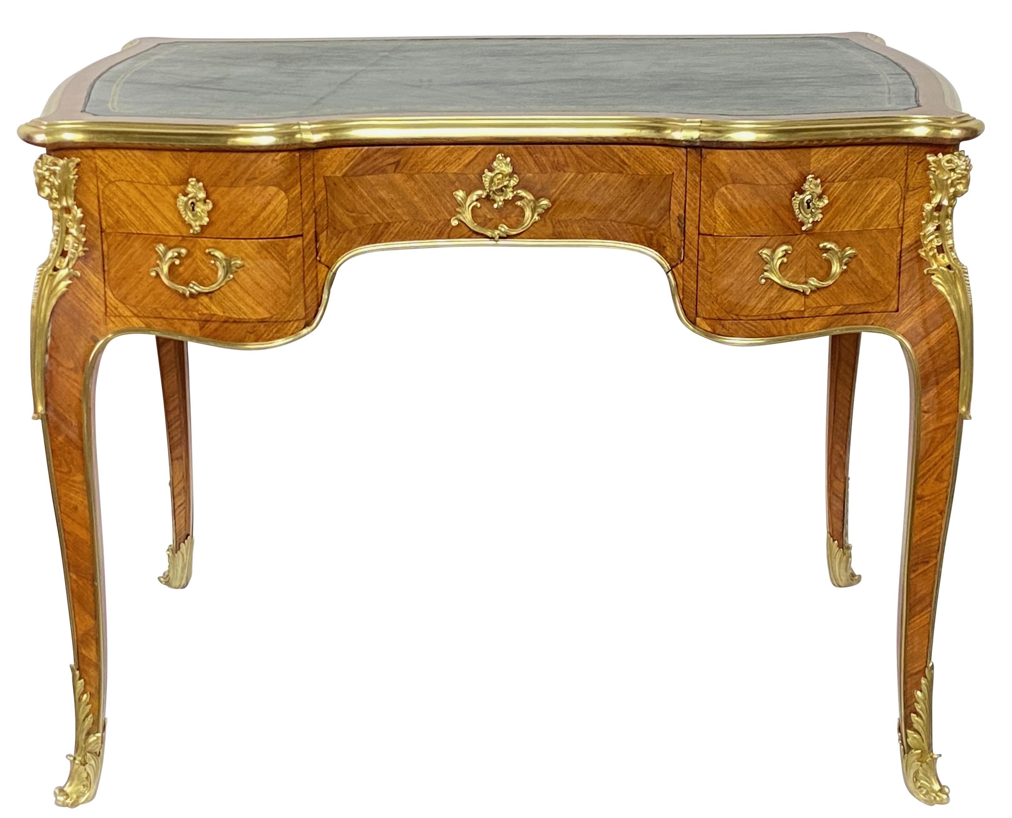 Petite table de bureau pour femmes de style Louie XV français en vente 3