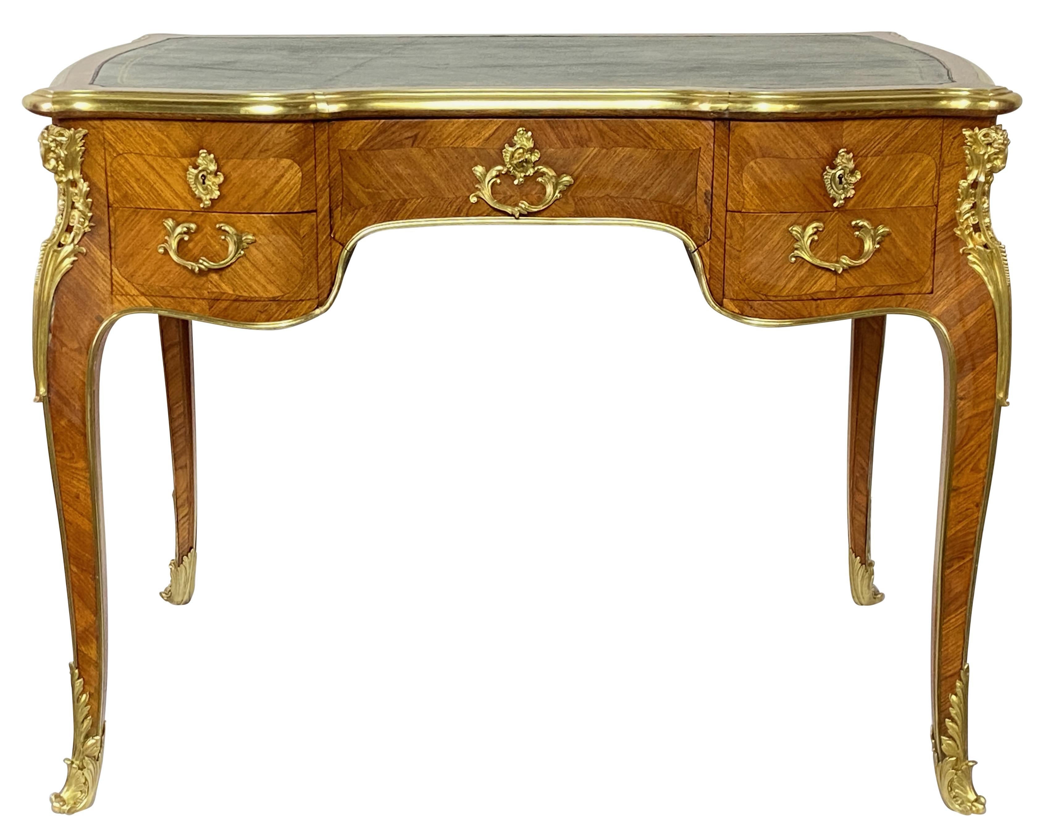 Français Petite table de bureau pour femmes de style Louie XV français en vente
