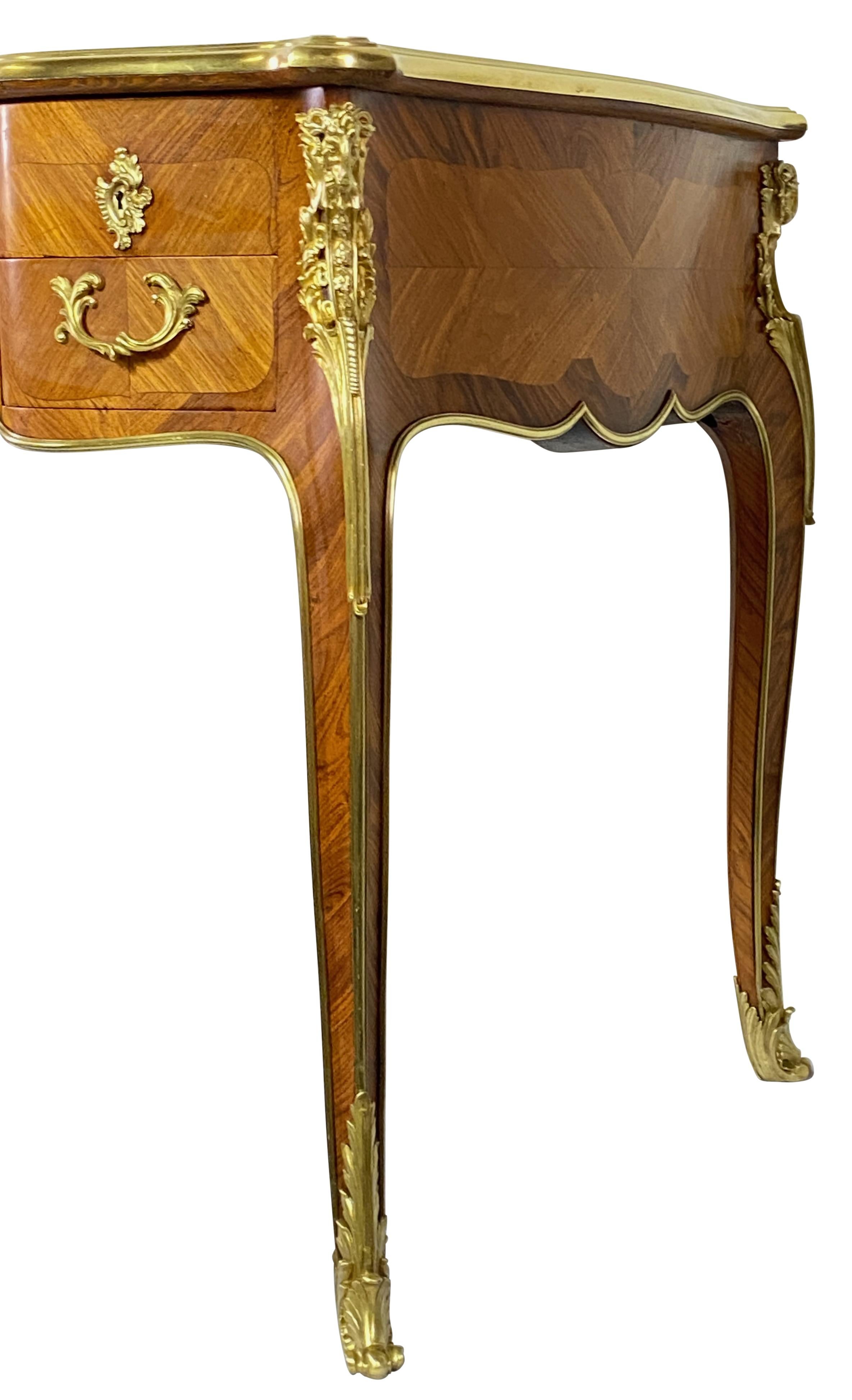 Fait main Petite table de bureau pour femmes de style Louie XV français en vente