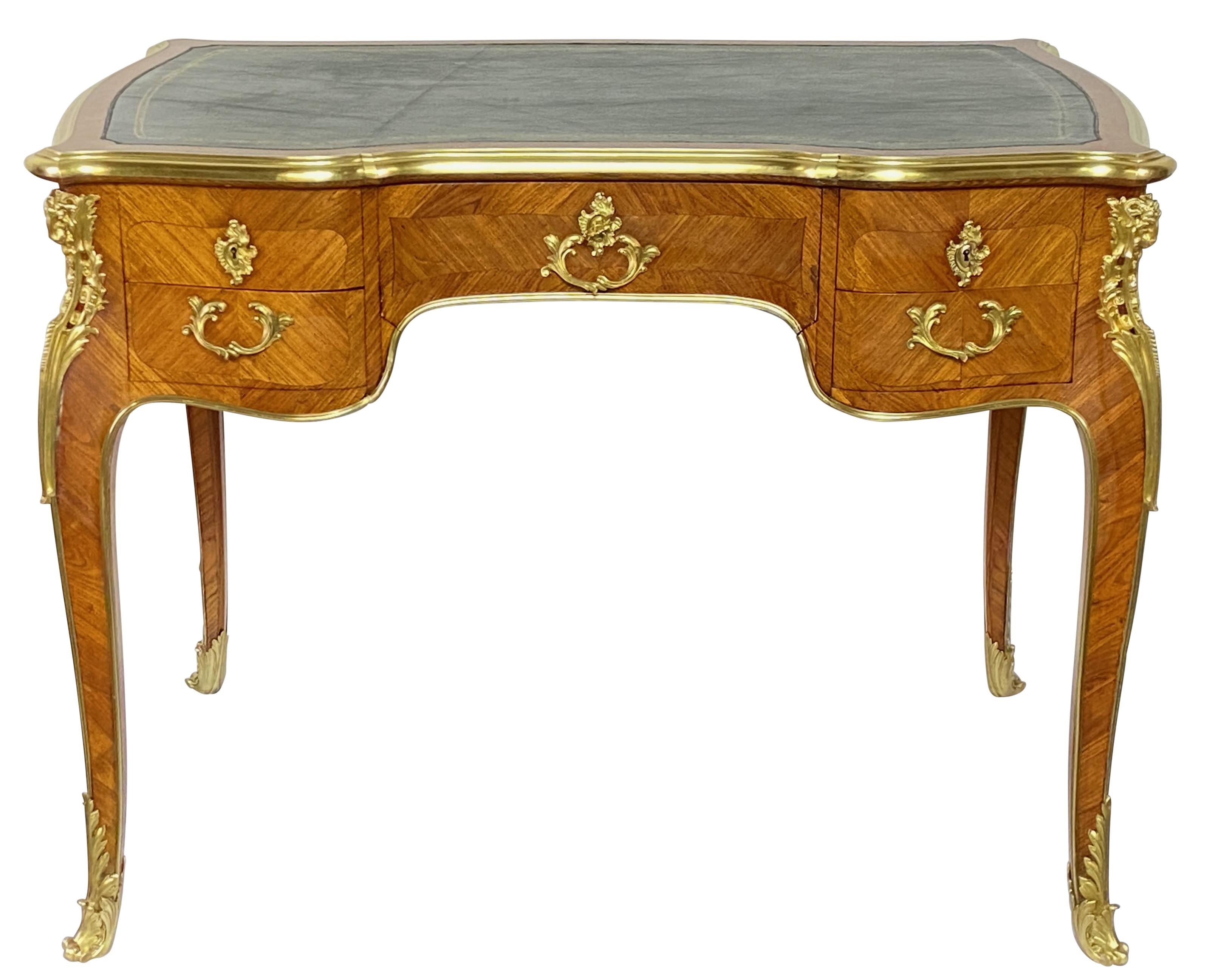 Petite table de bureau pour femmes de style Louie XV français Bon état - En vente à San Francisco, CA