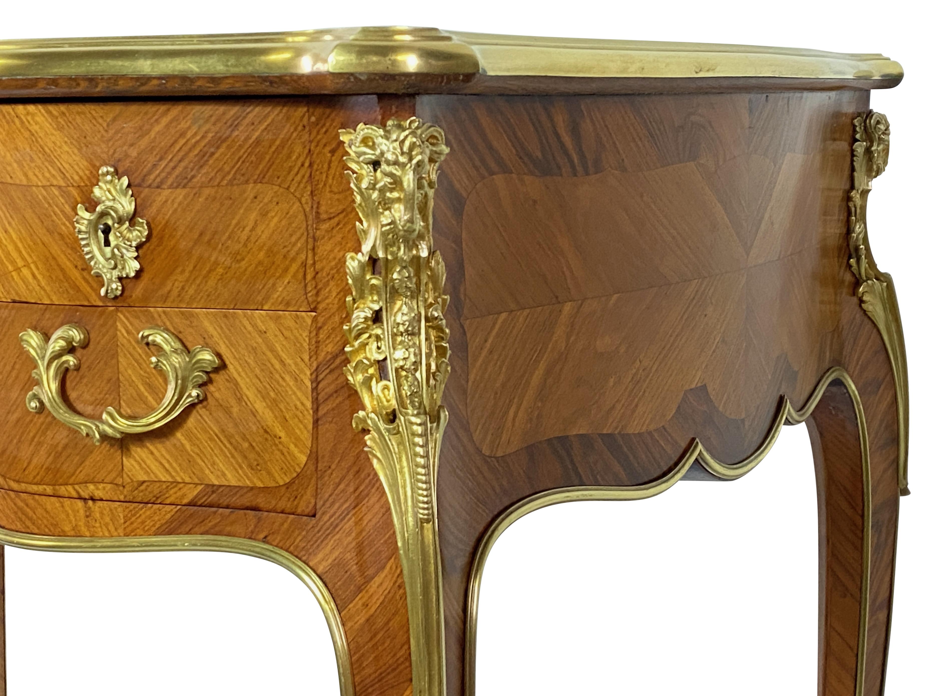 20ième siècle Petite table de bureau pour femmes de style Louie XV français en vente