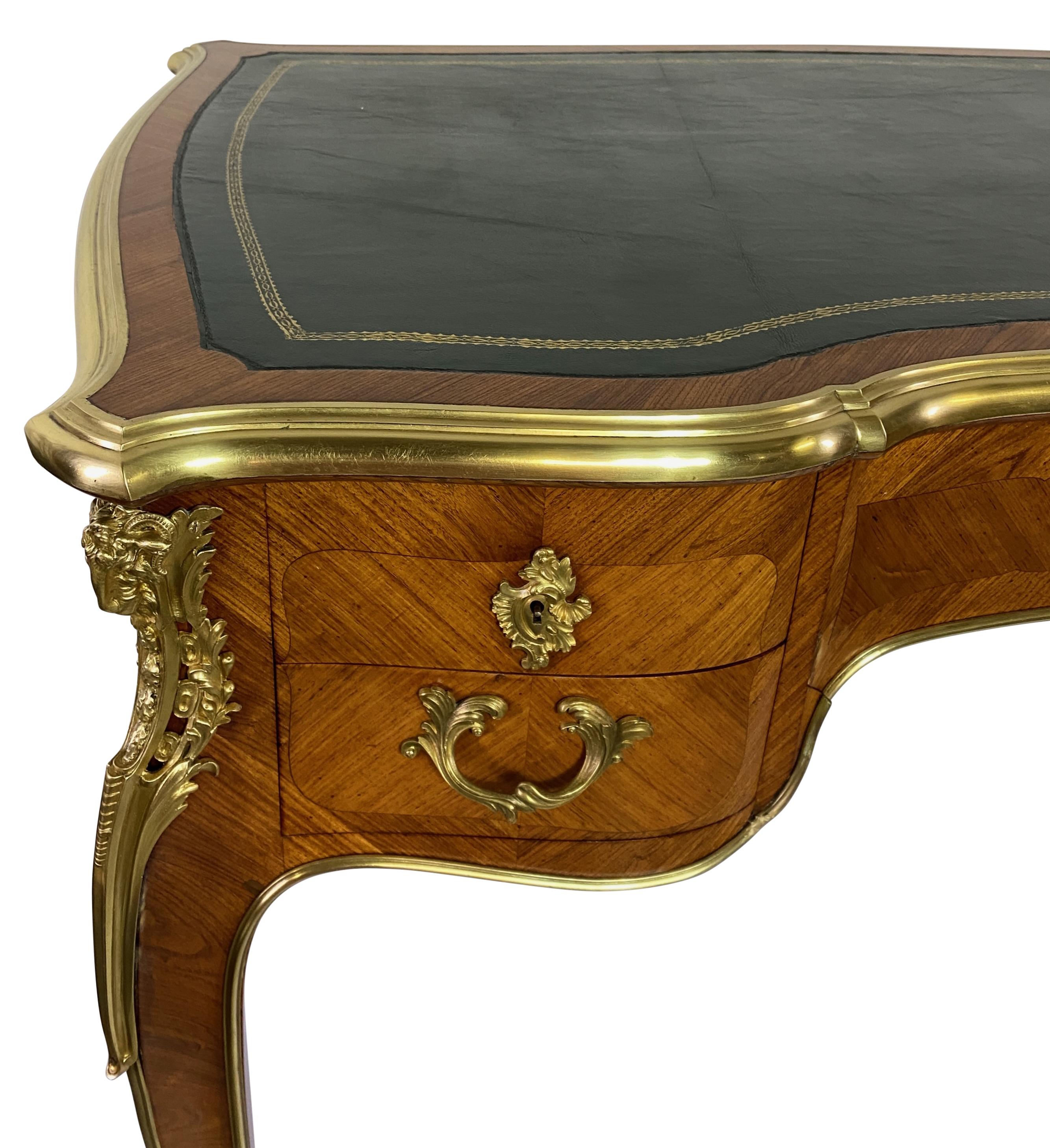 Bronze Petite table de bureau pour femmes de style Louie XV français en vente