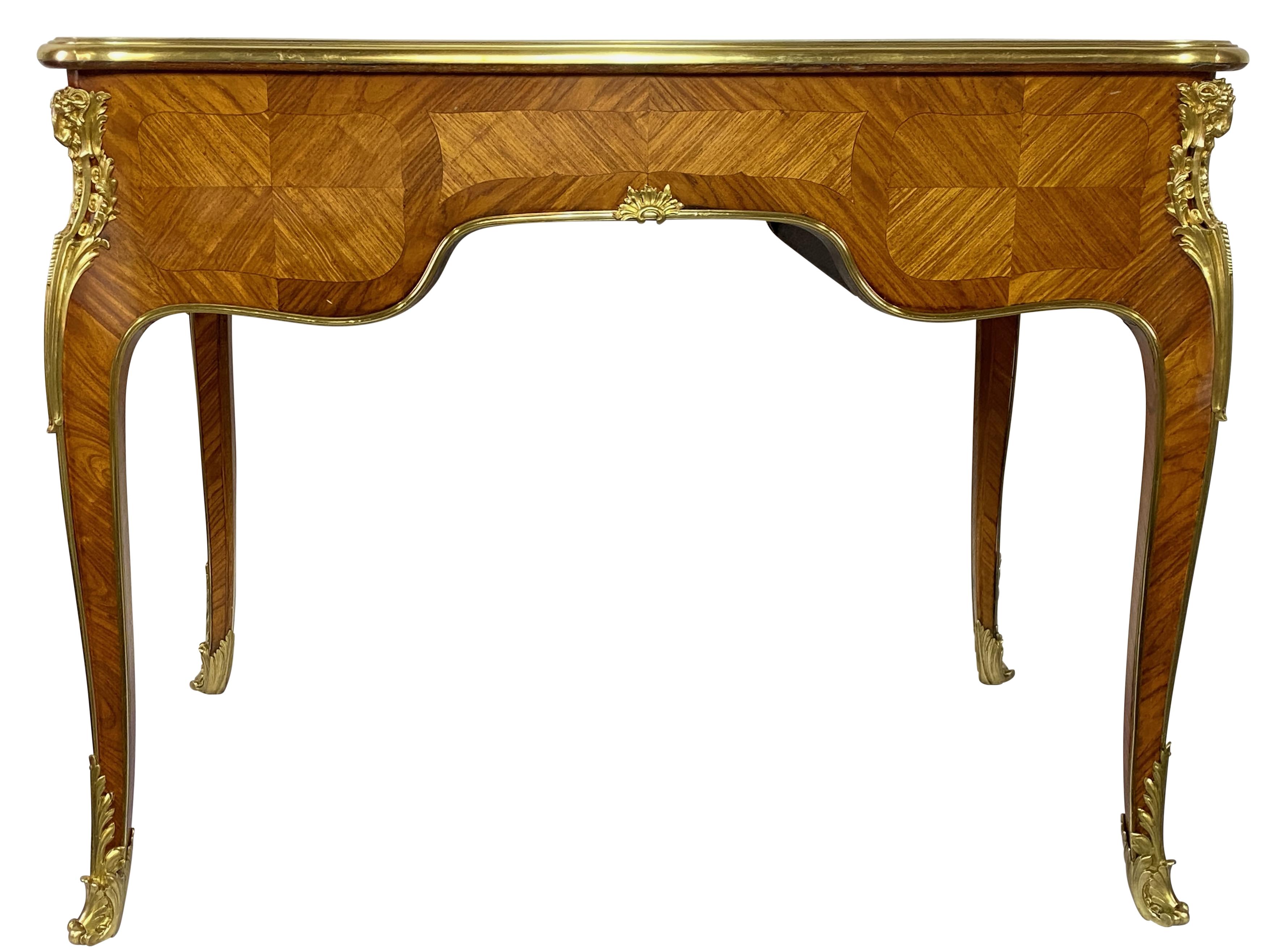 Petite table de bureau pour femmes de style Louie XV français en vente 1