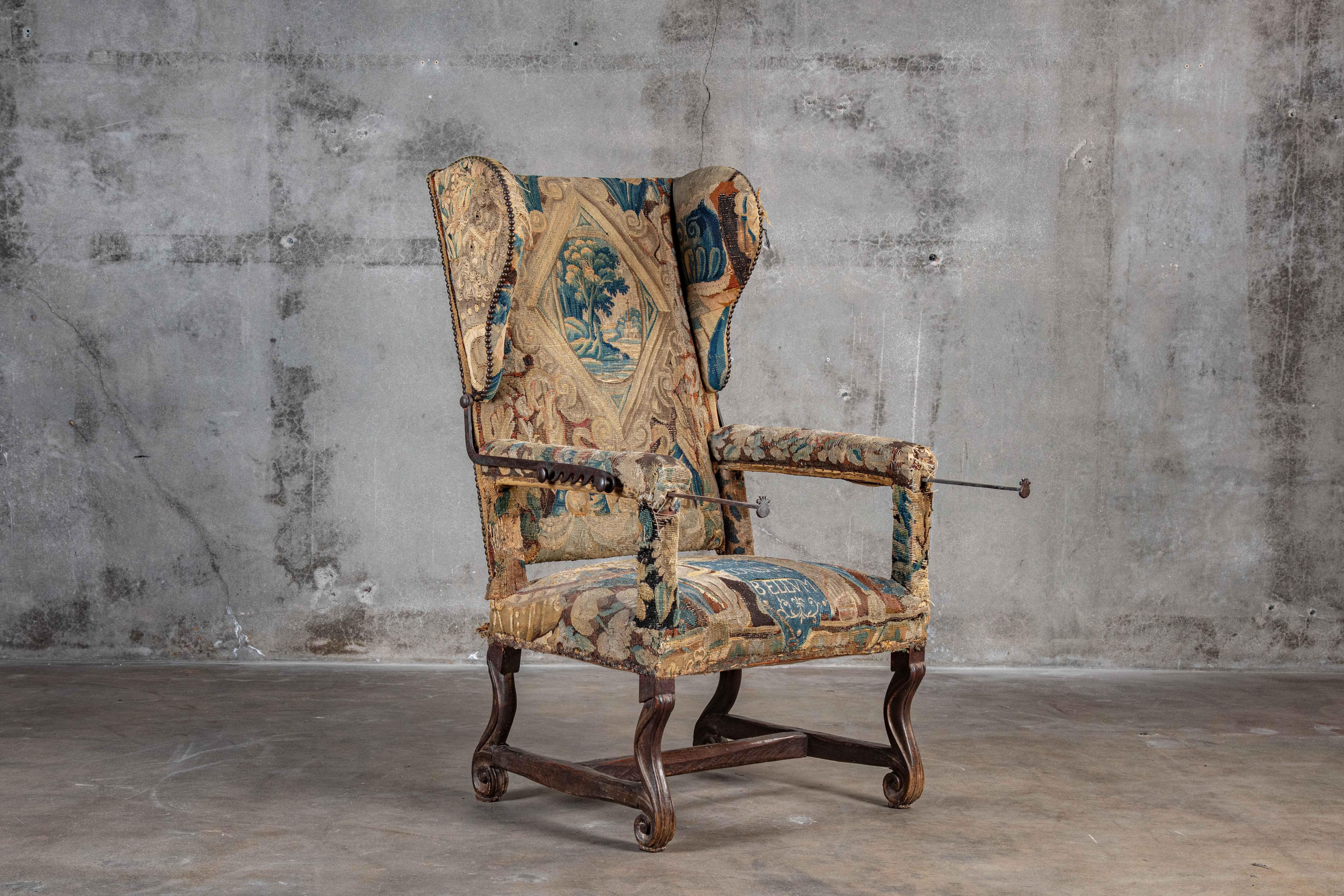 French LXIV adjustable fauteuil in original needlepoint, 18th century.

Measures: Seat: 17
