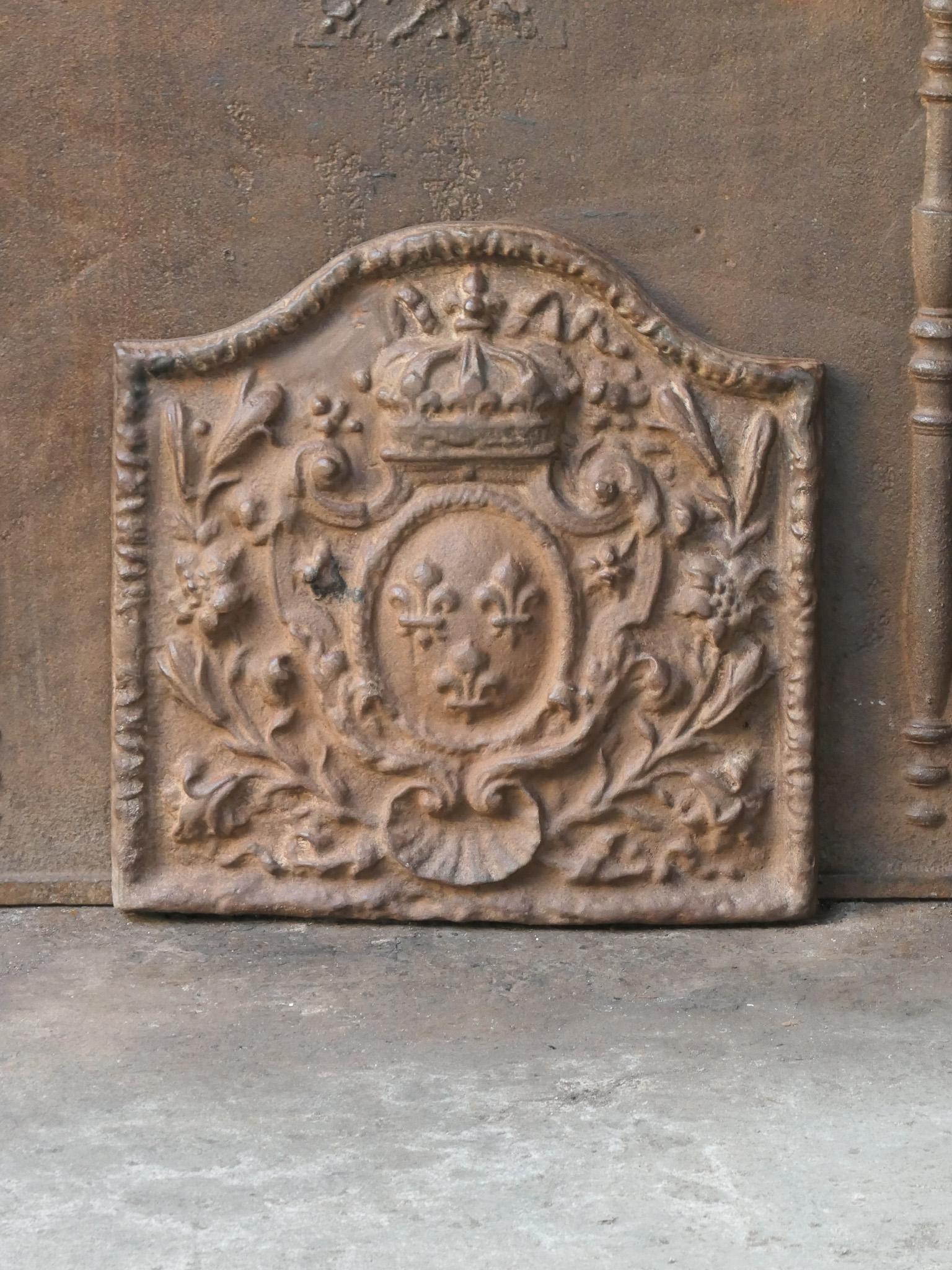 Plaque de cheminée française du 20e siècle de style Louis Napoléon III avec les armoiries de la France. Il s'agit des armoiries de la Maison de Bourbon, une maison royale d'origine française qui est devenue une dynastie majeure en Europe. Il a donné