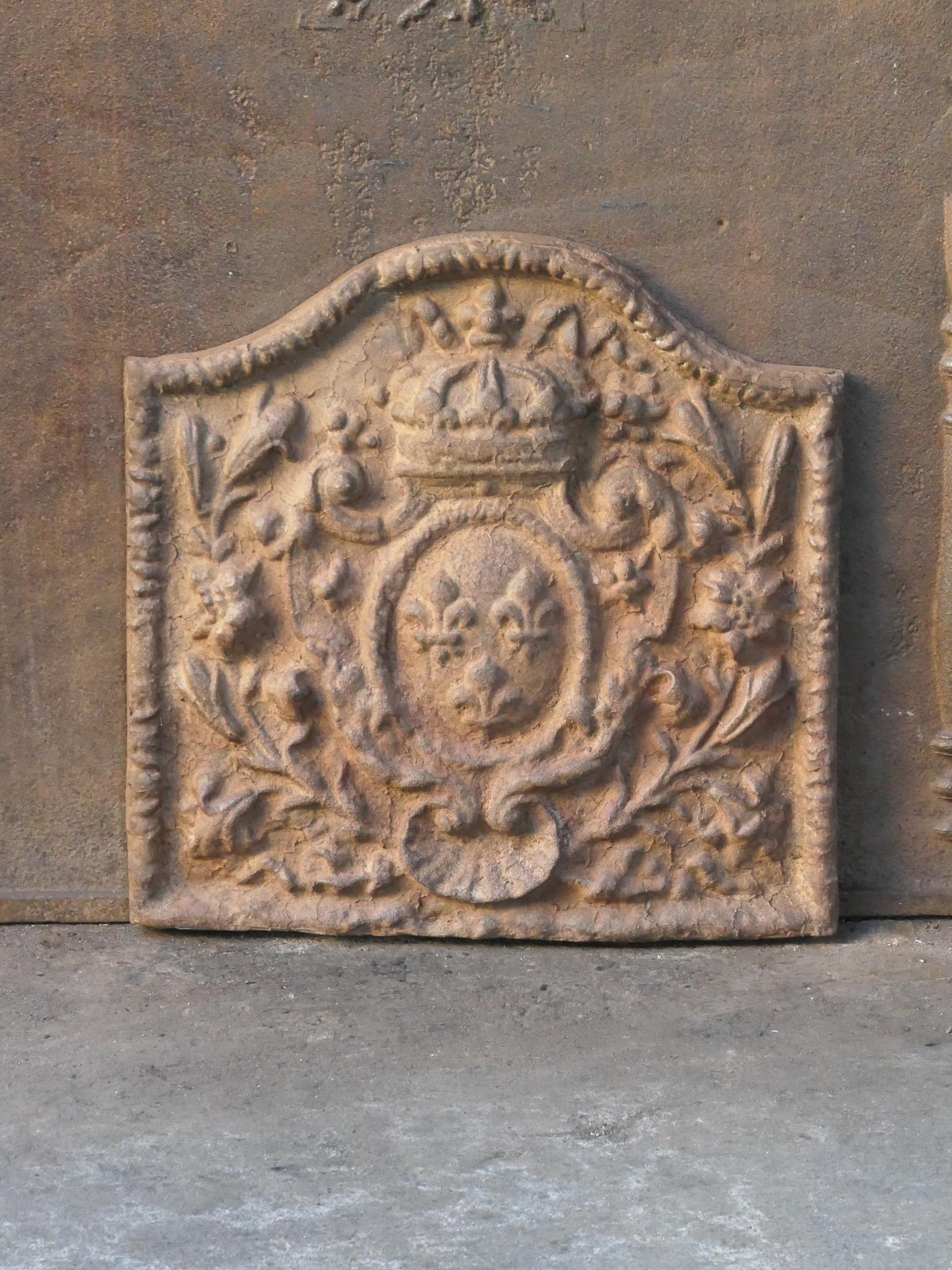 Plaque de cheminée française du 20e siècle de style Louis Napoléon III avec les armoiries de la France. Il s'agit des armoiries de la Maison de Bourbon, une maison royale d'origine française qui est devenue une dynastie majeure en Europe. Il a donné