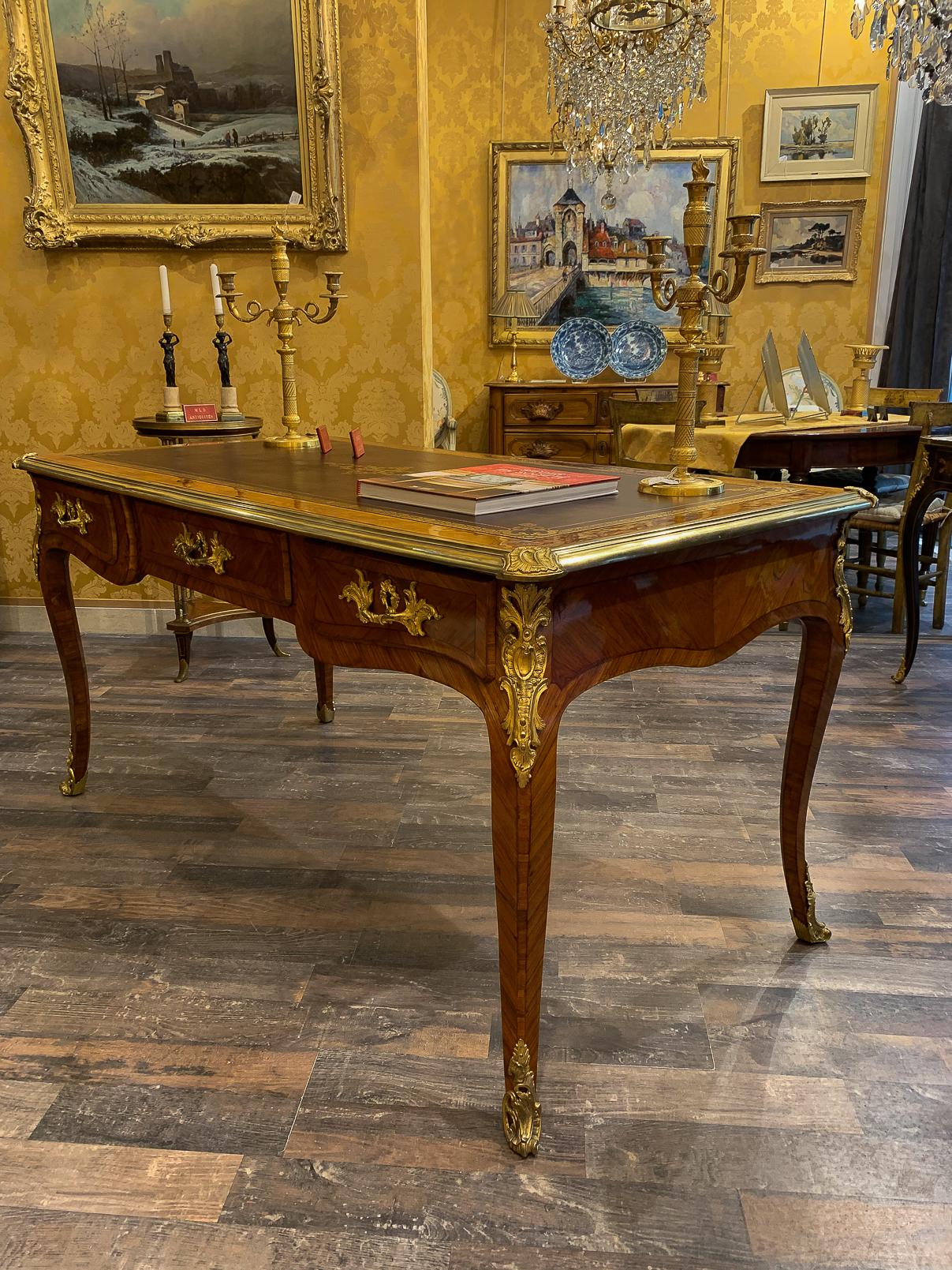 French Louis Period, flat violetwood desk with gilt bronze decoration, circa 1740-1750.

A beautiful and decorative all sides veneered in violetwood flat-desktop. In one side, it opens by three drawers, on the opposite side three false drawers.