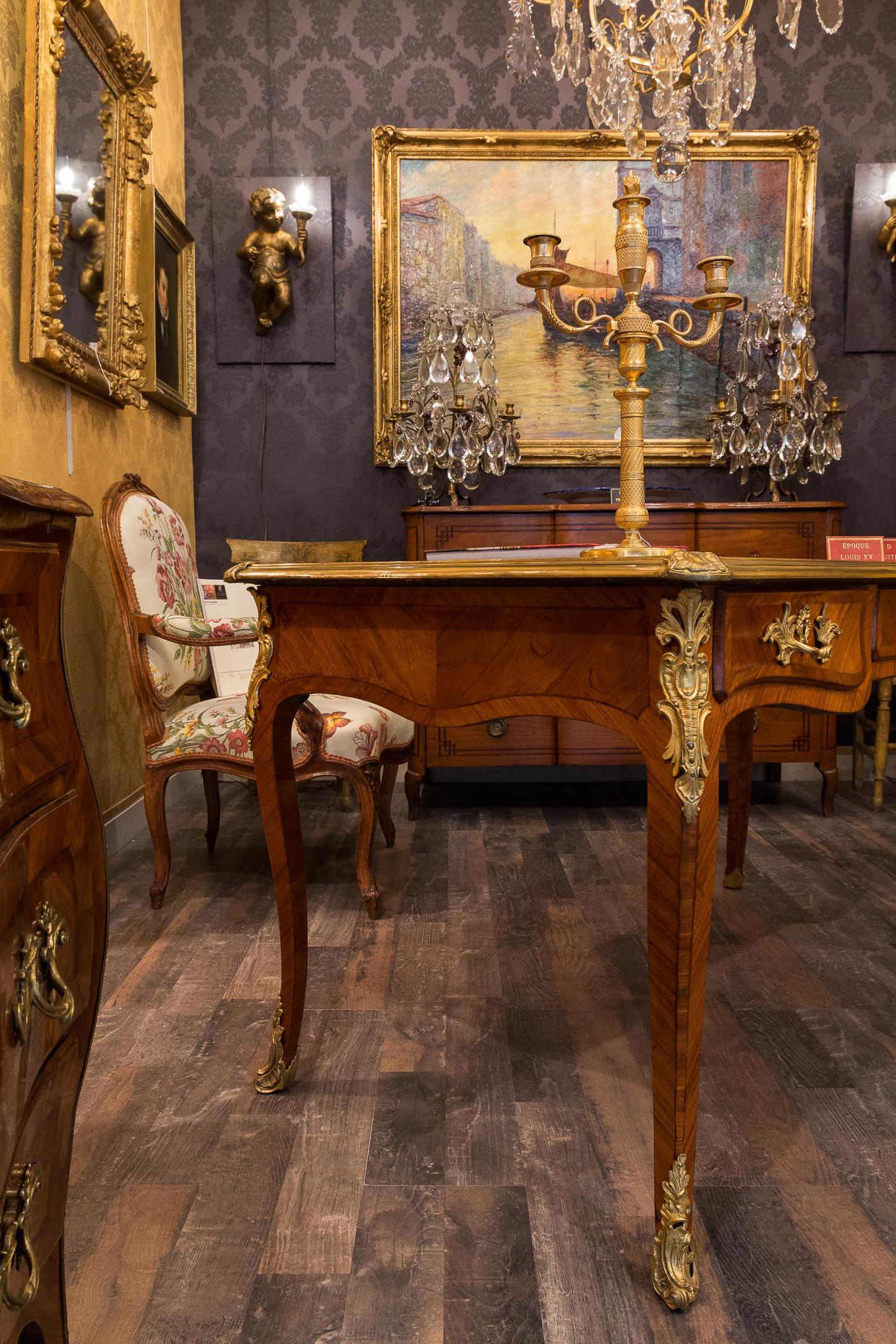 French Louis Period, Flat Violetwood Desk with Gilt-Bronze Decoration circa 1750 (Französisch) im Angebot