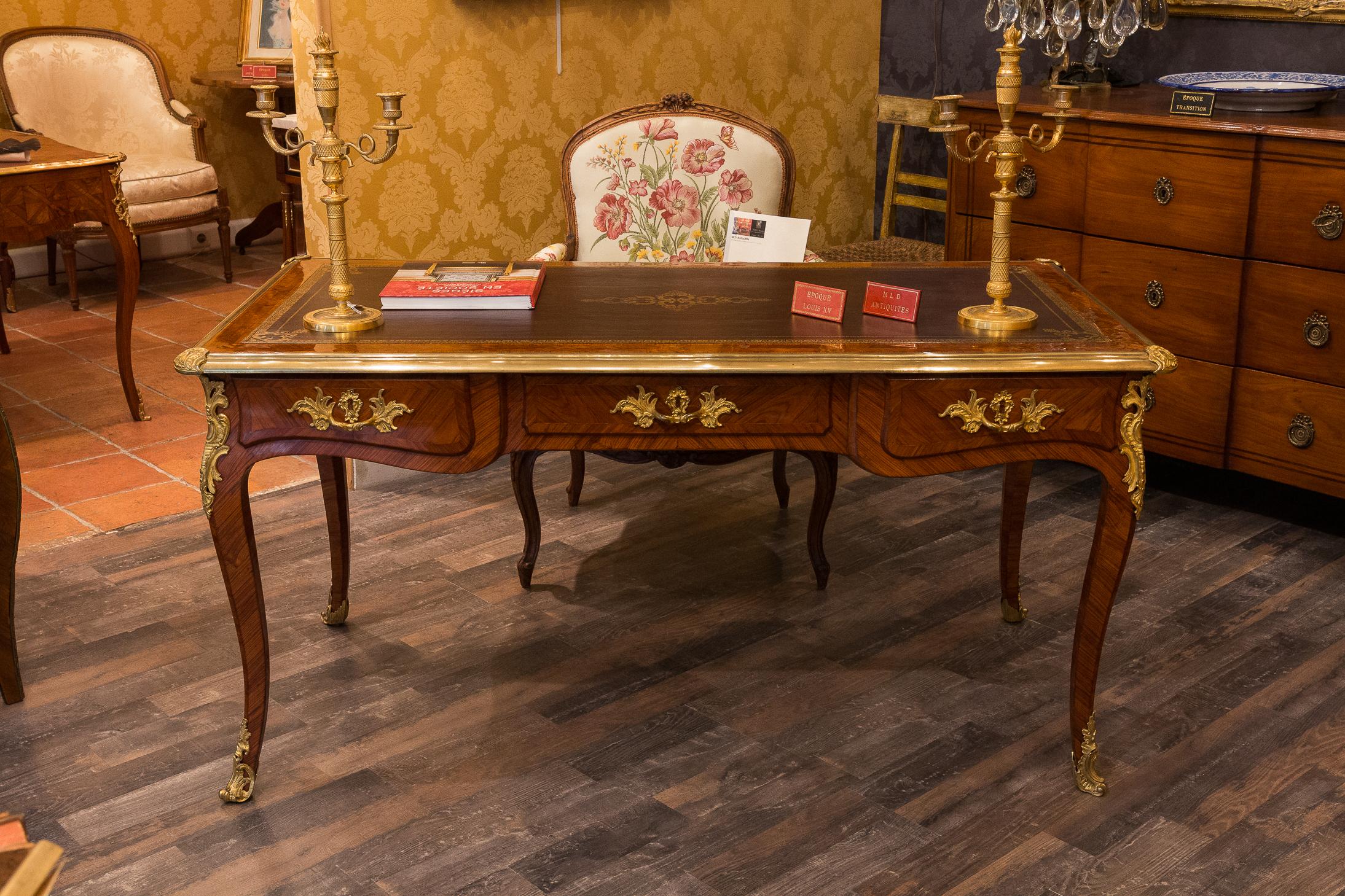 French Louis Period, Flat Violetwood Desk with Gilt-Bronze Decoration circa 1750 im Angebot 1