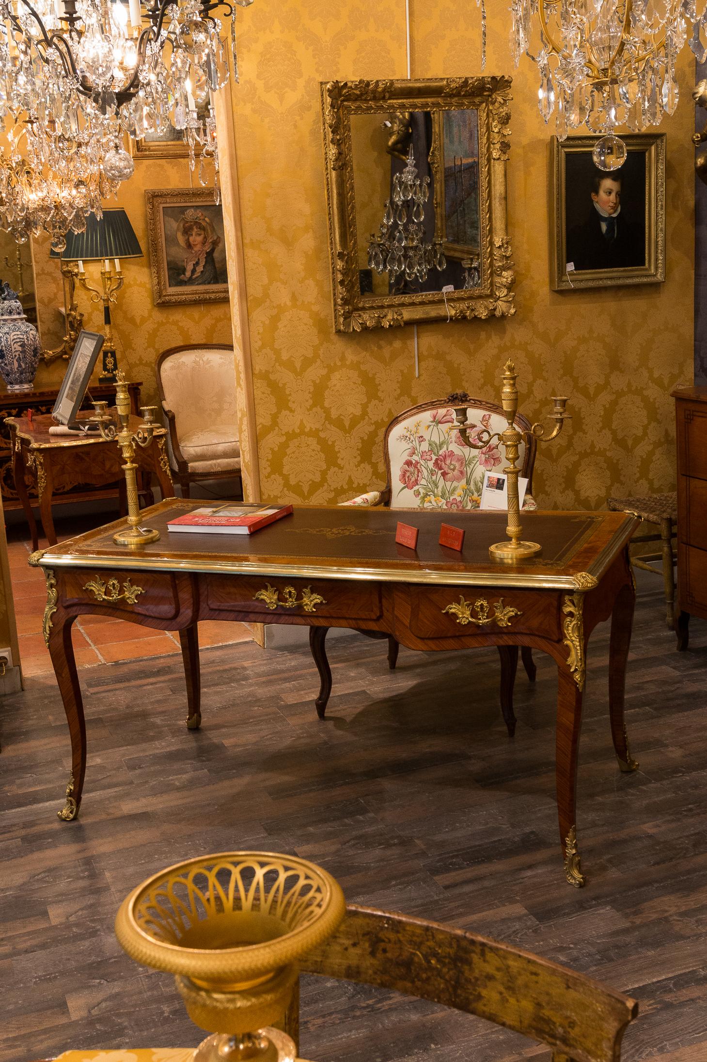 French Louis Period, Flat Violetwood Desk with Gilt-Bronze Decoration circa 1750 im Angebot 2