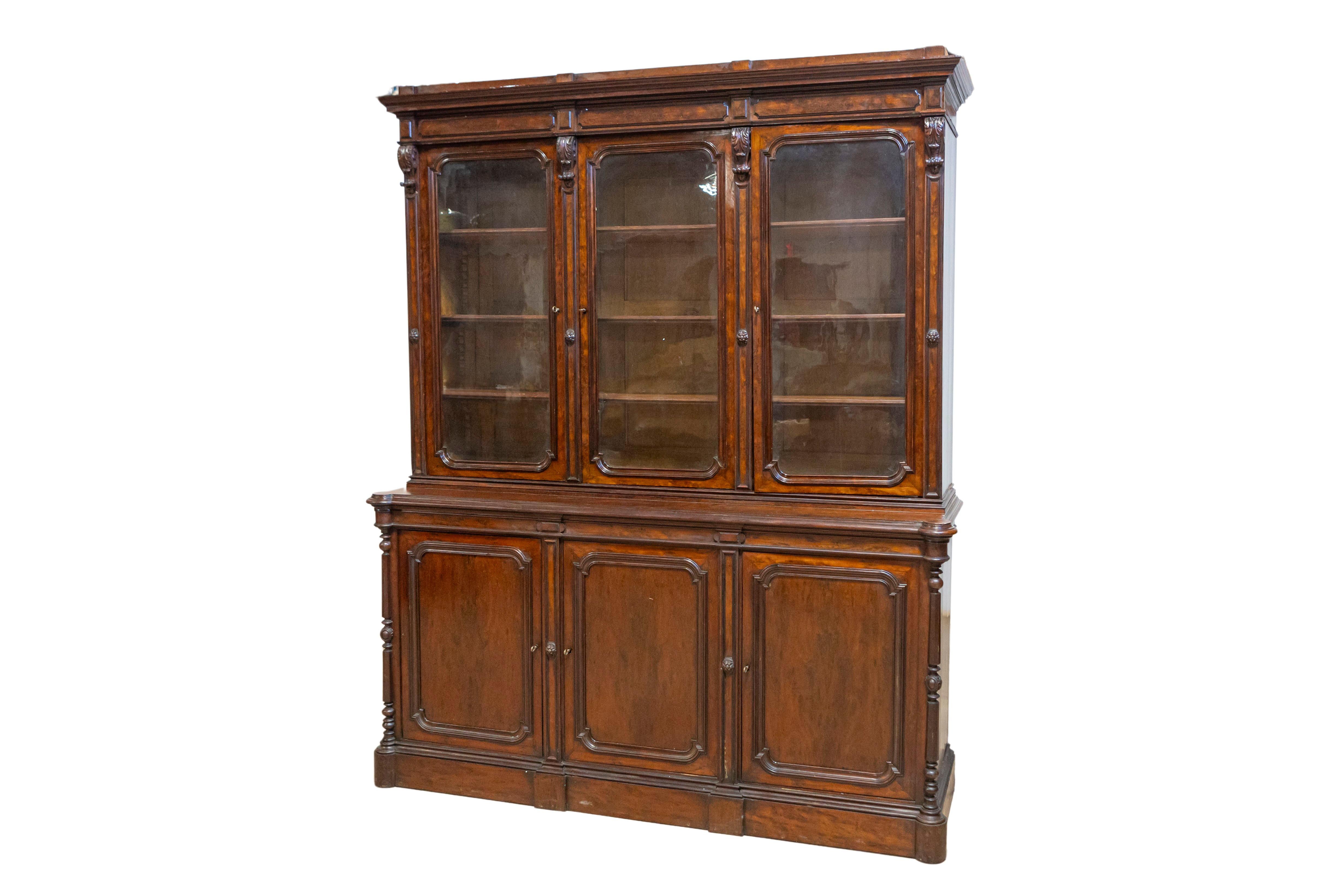 Libreria in due parti in noce Louis Philippe del XIX secolo con ante in vetro soffiato e tre ante in legno. Creata in Francia a metà del XIX secolo sotto il regno di Re Louis Philippe, questa libreria in noce in due parti incarna l'eleganza e la