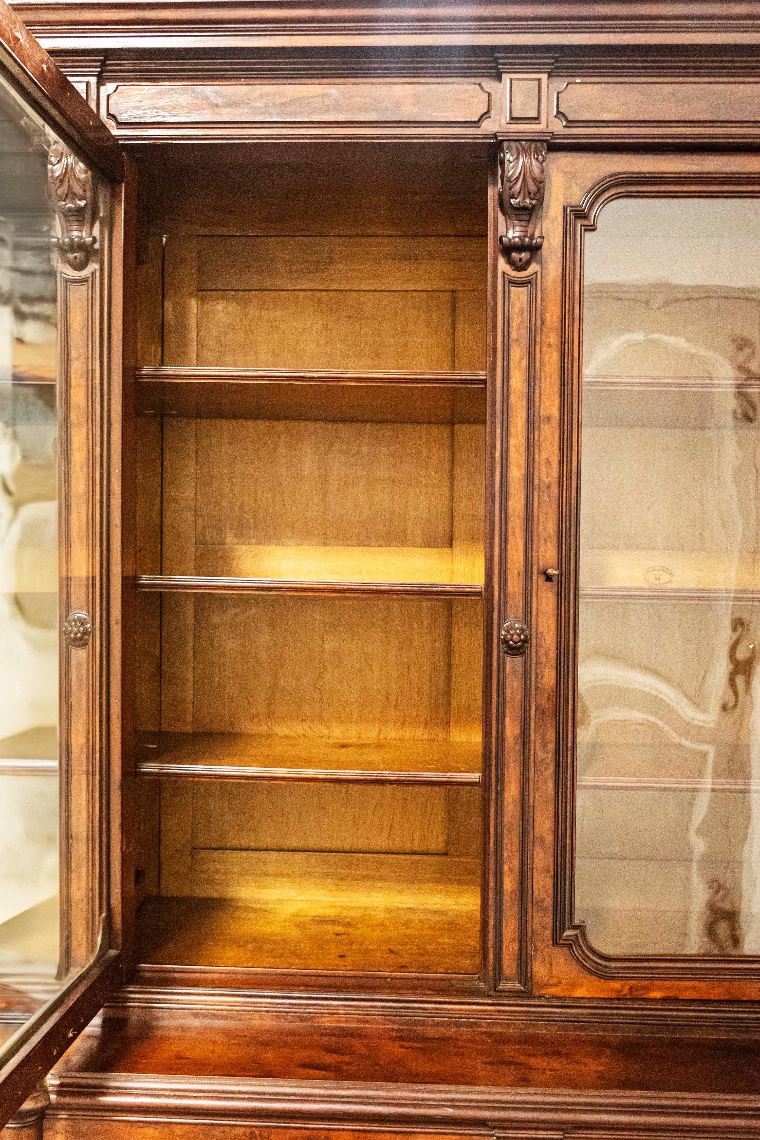 Intagliato Libreria a due ante in vetro soffiato francese Louis Philippe del XIX secolo in vendita
