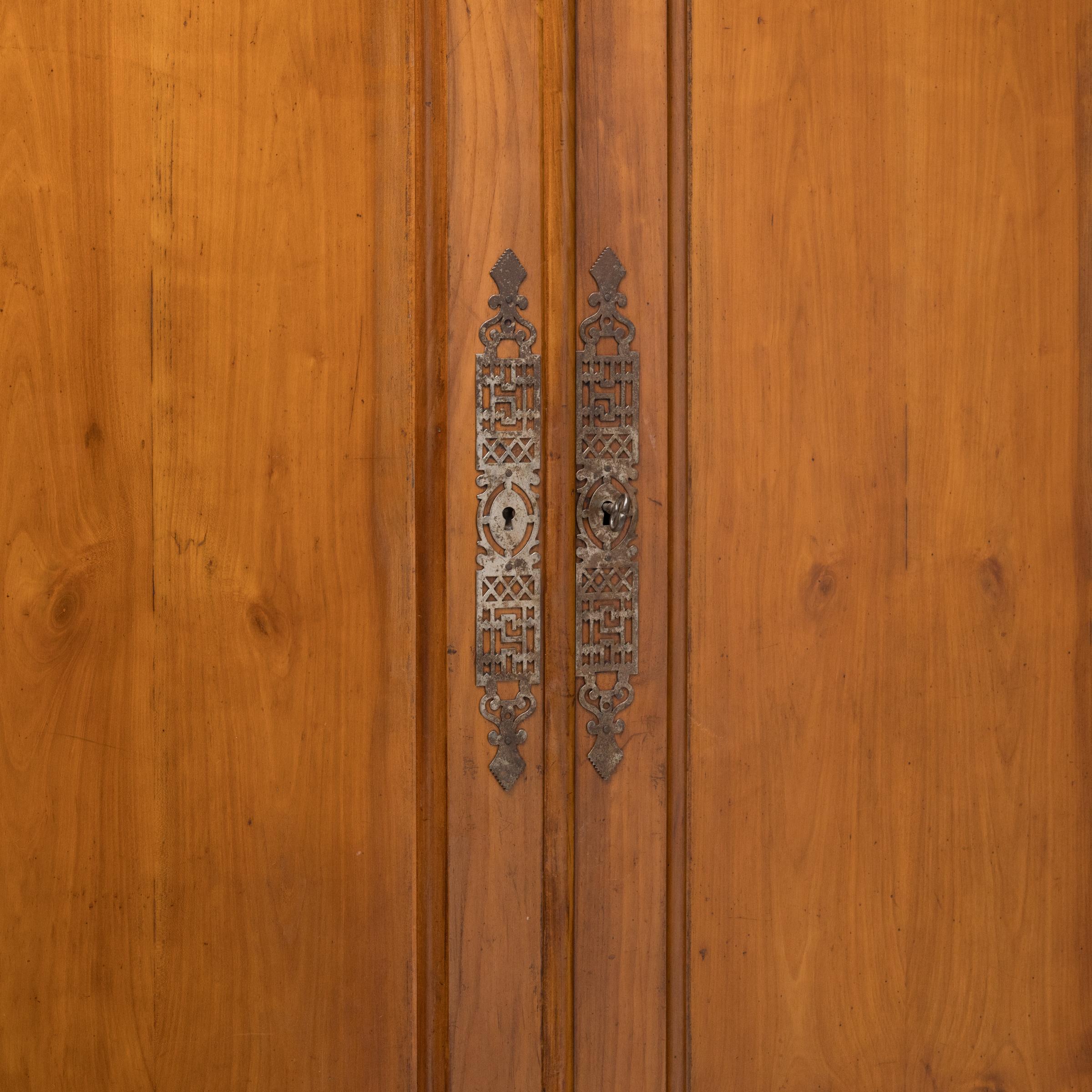 Armoire française Louis Philippe, vers 1850 Bon état - En vente à Chicago, IL