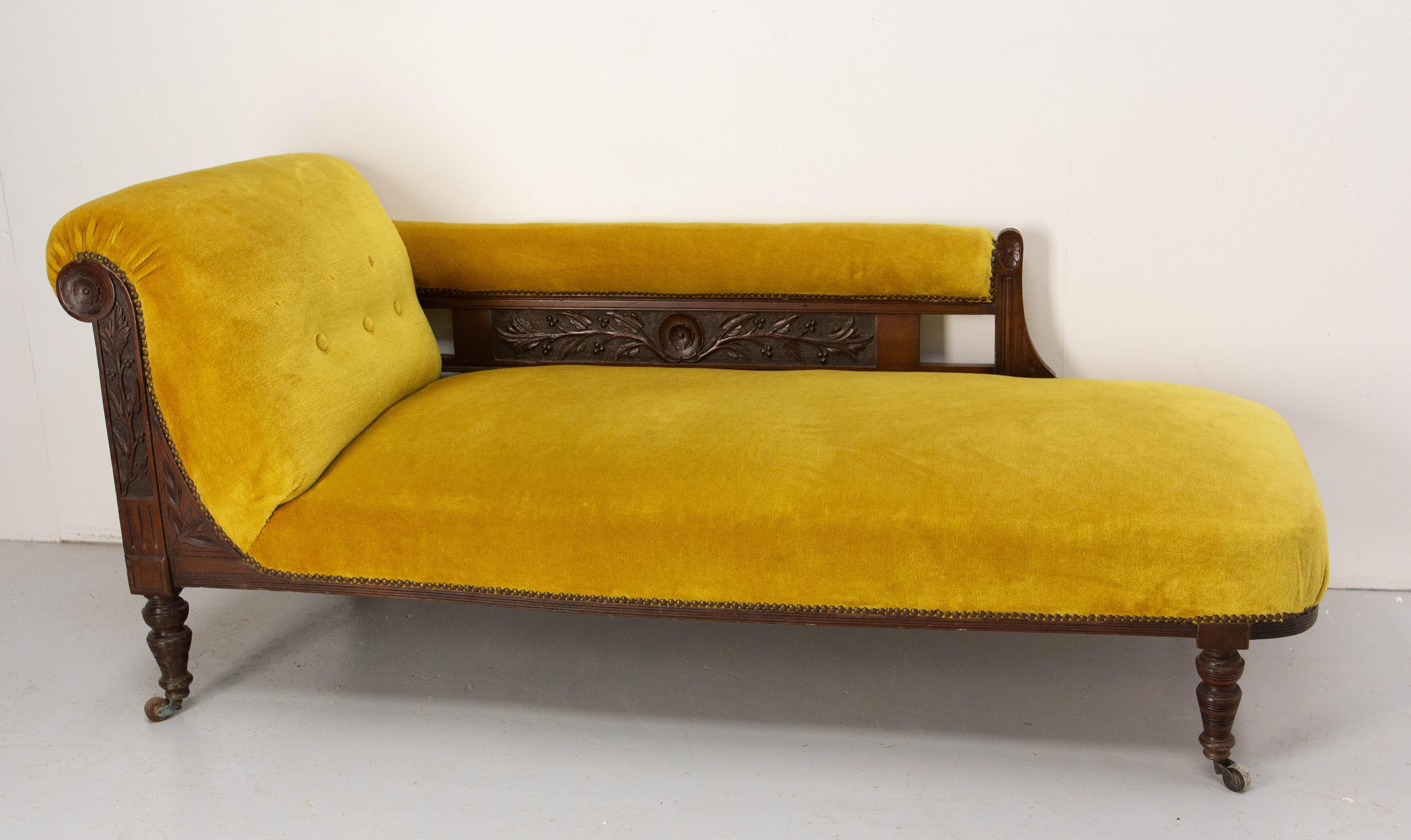 Louis-Philippe-Bankett oder -Sofa auf Rädern
Geschnitzt mit Blumendekorationen und Canelures.
Frankreich um 1840
Guter Sitz mit Federn. Der Stoff kann als solcher verwendet werden, aber wenn Sie es wünschen, können Sie ihn an Ihre Einrichtung
