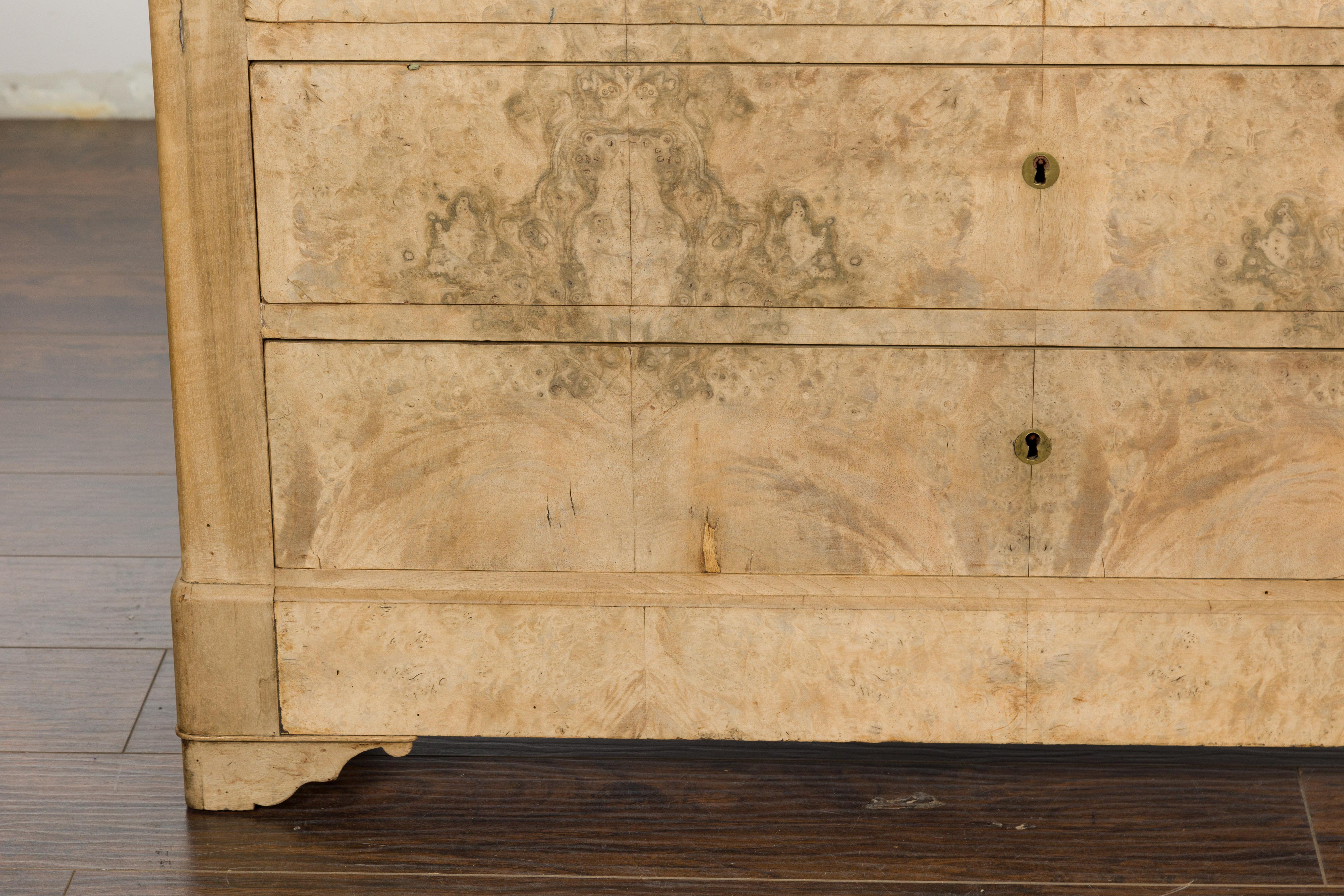 Blanchi Commode française Louis-Philippe à quatre tiroirs blanchie avec placage de papillons en vente