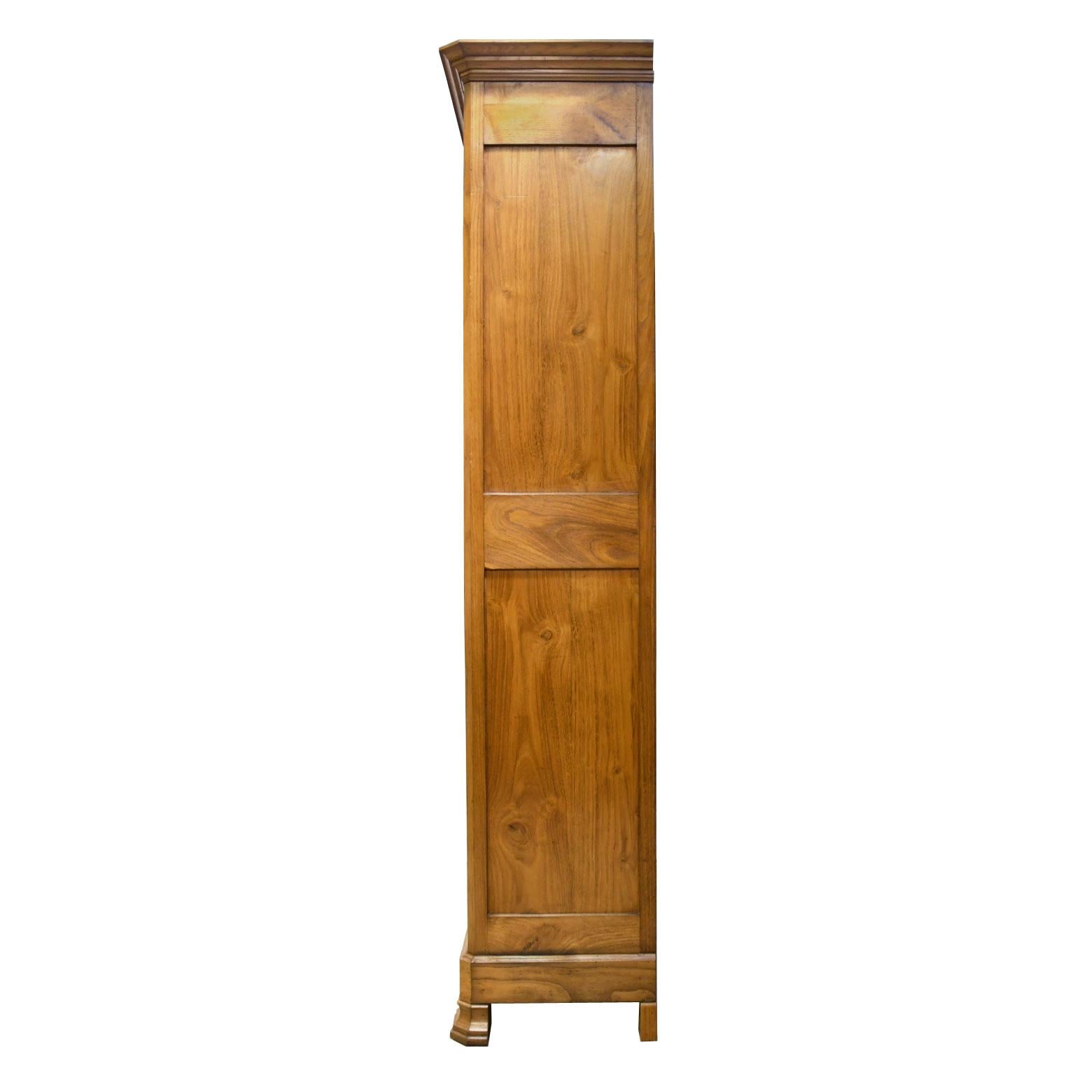 Antique French Louis Philippe Bookcase/Cupboard in Chestnut w/ Glass Panels In Good Condition For Sale In Miami, FL