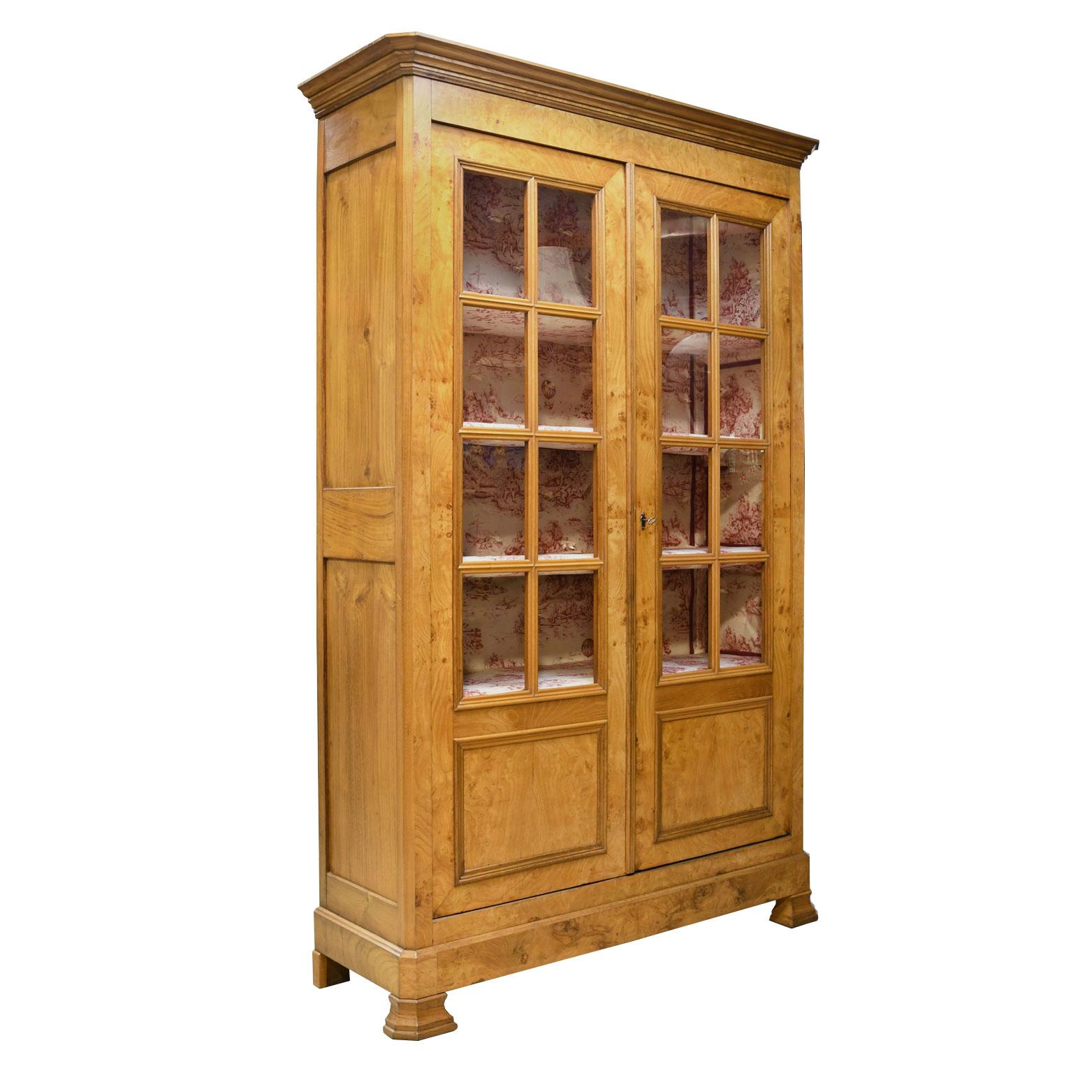 Bibliothèque/meuble français d'antiquités Louis Philippe en châtaignier avec panneaux de verre en vente 1