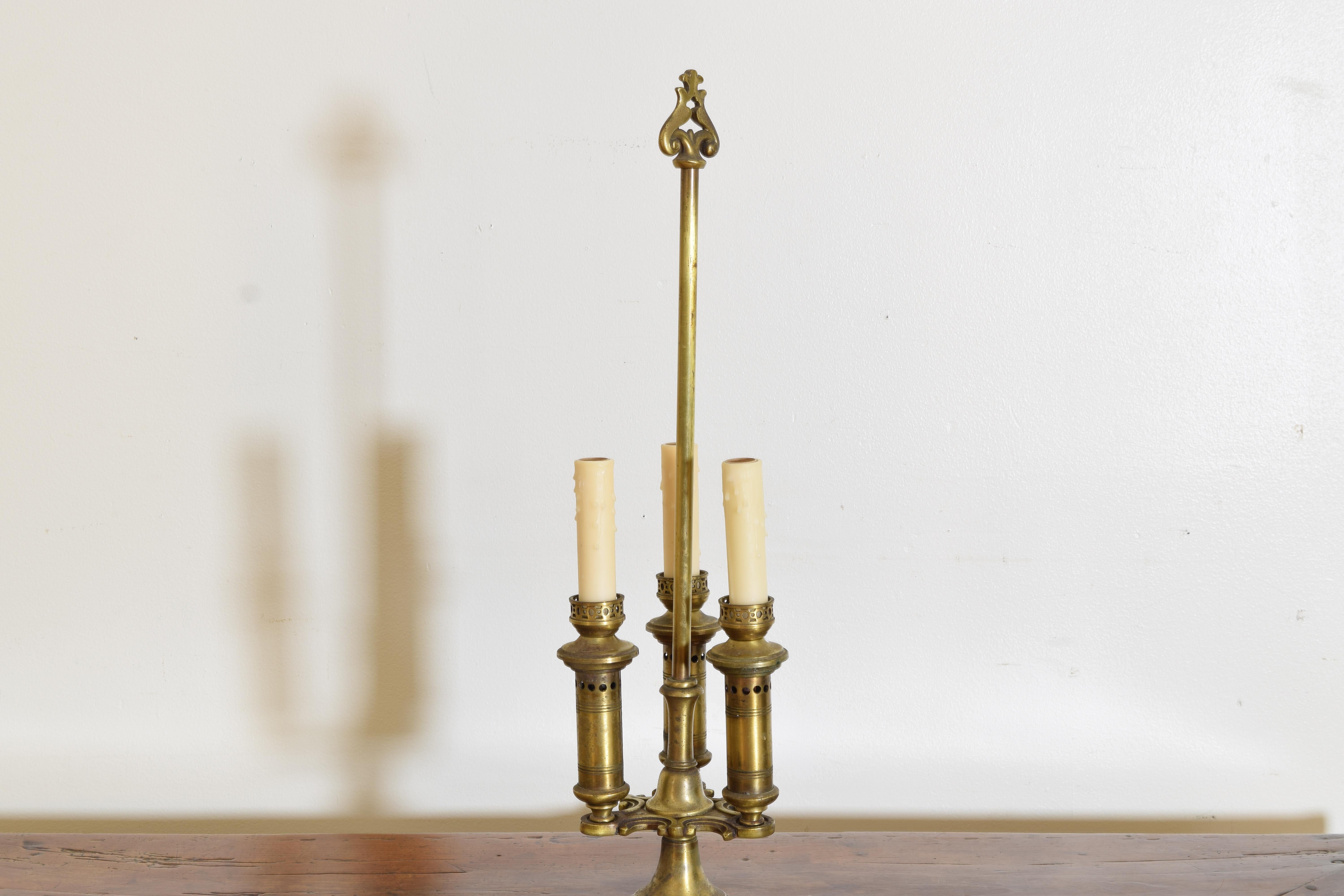Français Lampe bouillotte française Louis Philippe à 3 lumières en laiton moulé, 2ème quart du 19ème siècle en vente