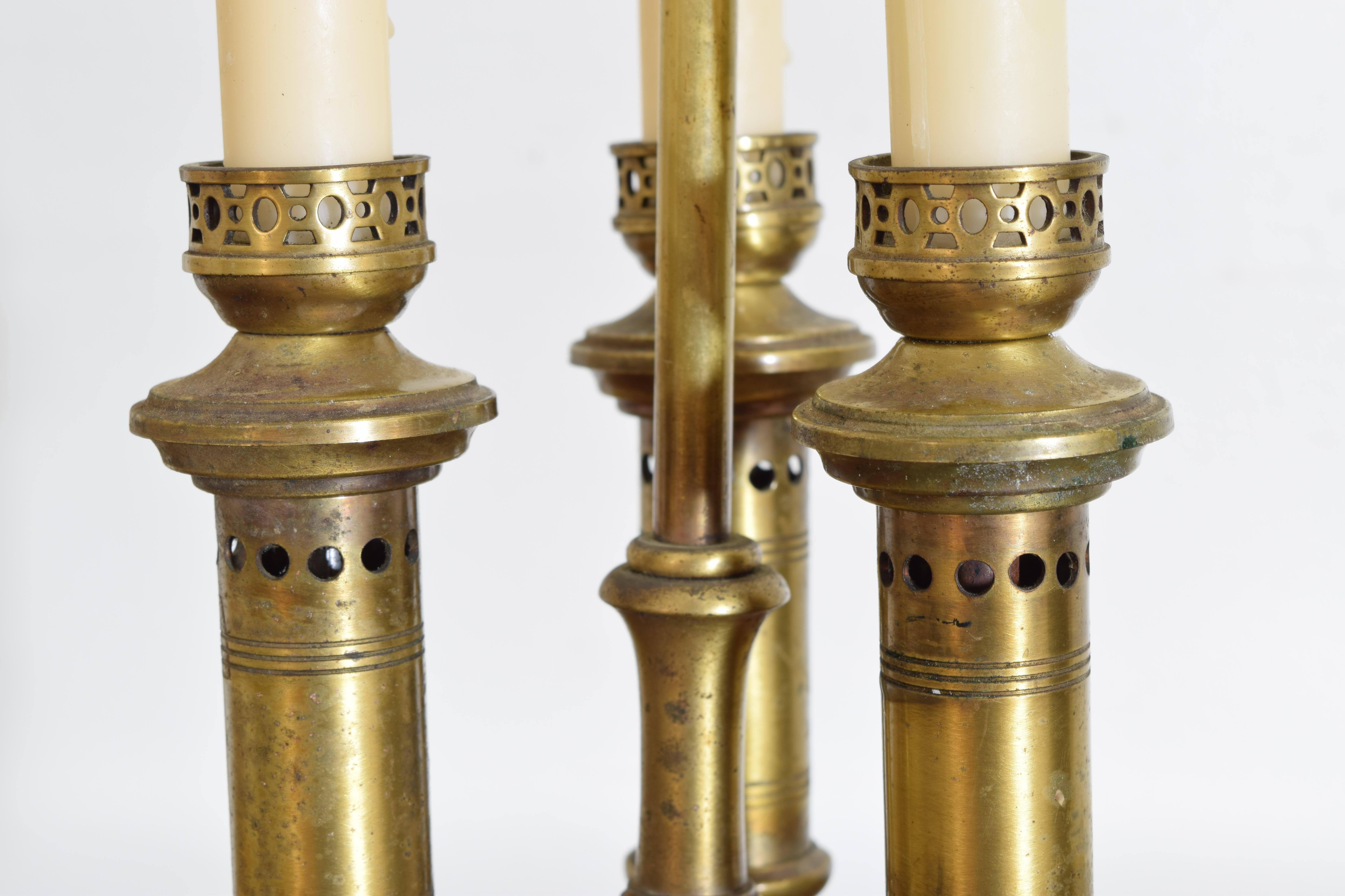 Lampe bouillotte française Louis Philippe à 3 lumières en laiton moulé, 2ème quart du 19ème siècle Bon état - En vente à Atlanta, GA