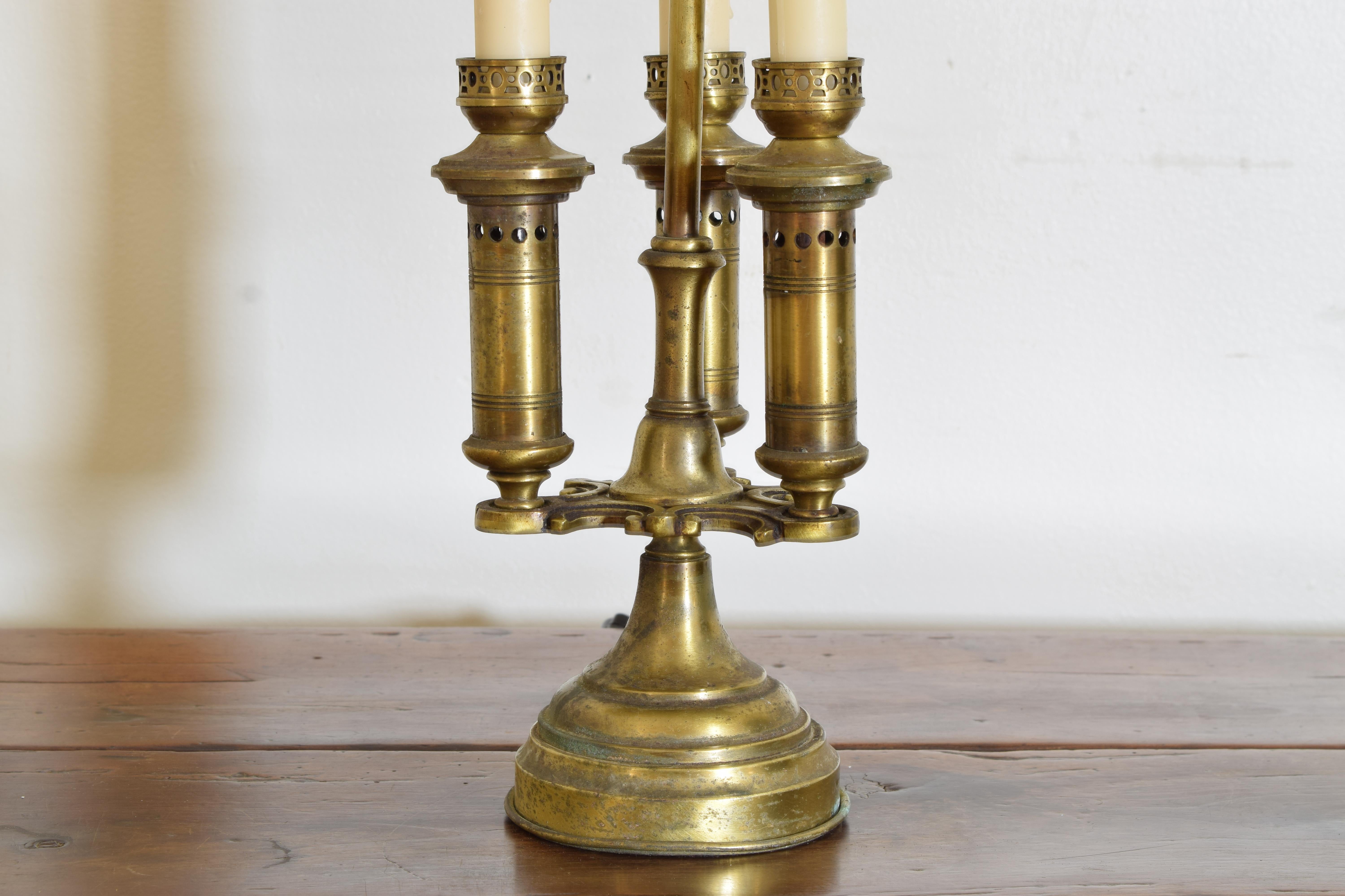 Metà XIX secolo Lampada Bouillotte a 3 luci in ottone fuso Louis Philippe, secondo quarto del XIX secolo. in vendita